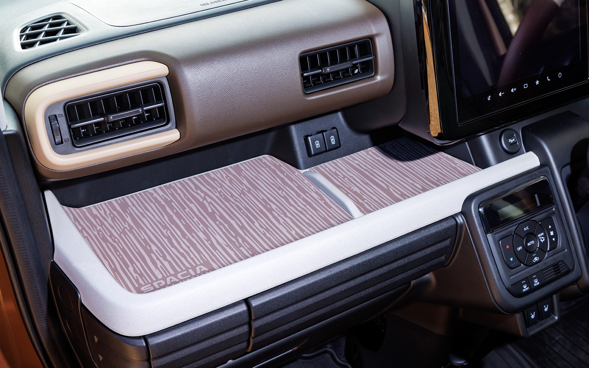 インパネトレーマットも木目調