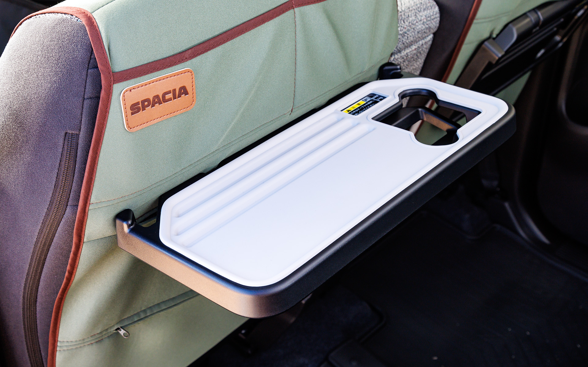 ラクラク着脱シートカバー（カーキ）を装着したままでもマルチユースフラップを使える。写真は荷物ストッパーモード