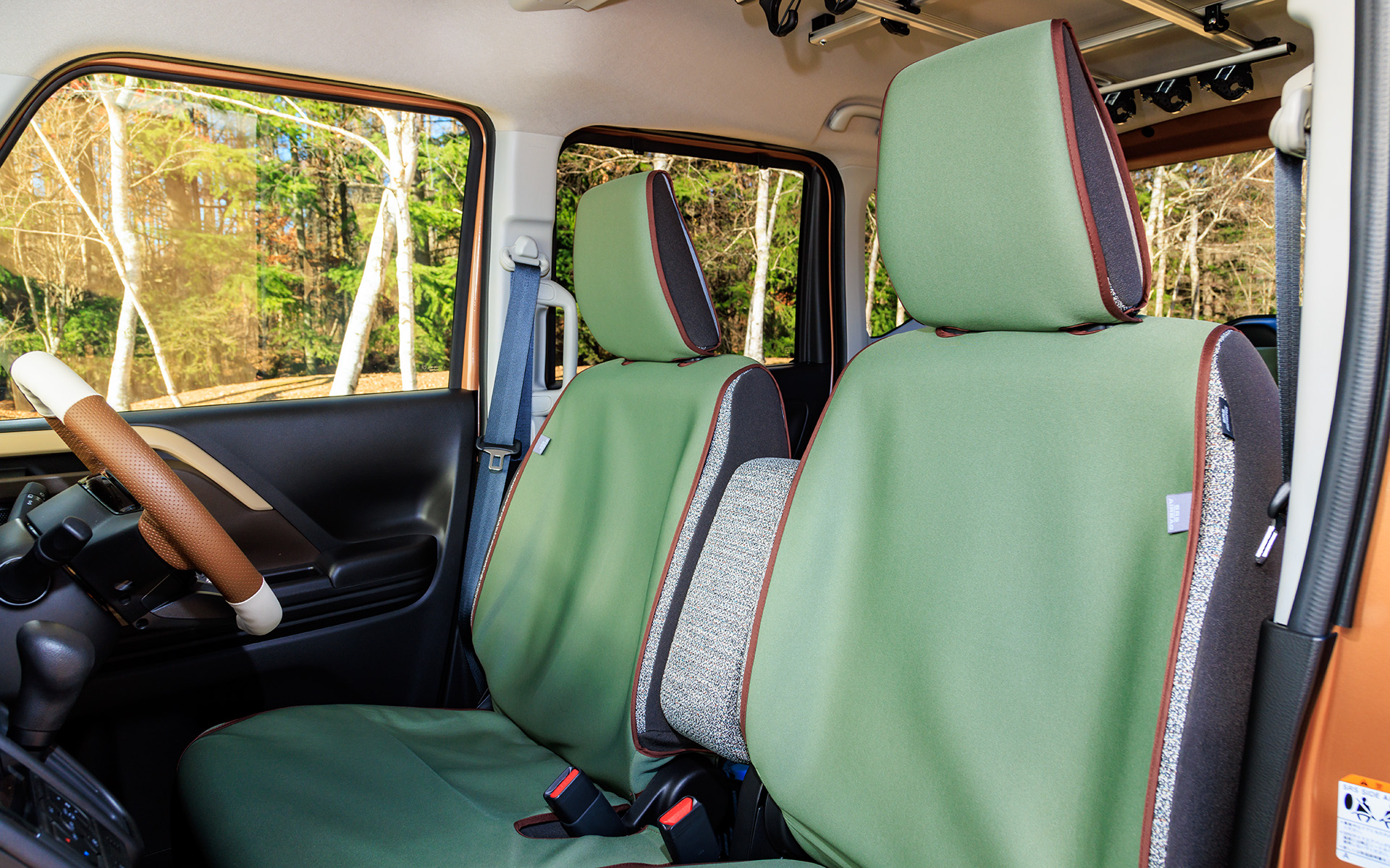 ラクラク着脱シートカバー（カーキ）を装着したままでもマルチユースフラップを使える。写真は荷物ストッパーモード