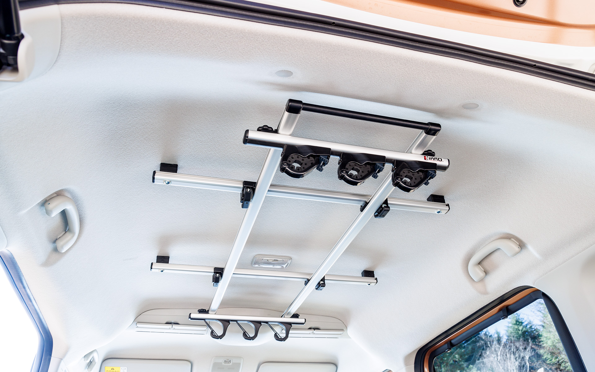 高い室内高を余すことなく使えるロッドホルダー（3本積み）