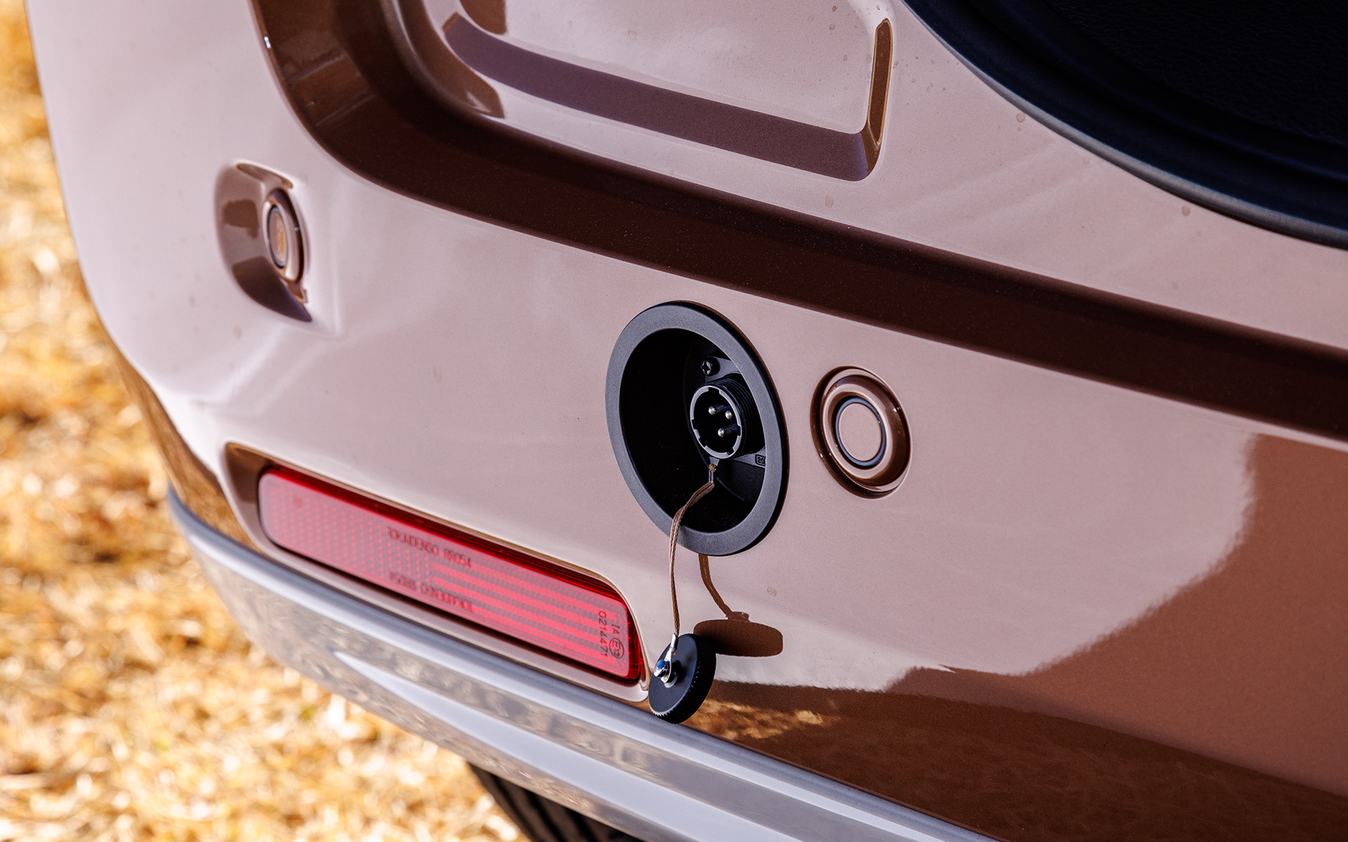 オートキャンプ場などの電源供給設備とつなぐことで車両のバッテリあがりを気にすることなく電化製品を使える外部電源ユニット。リアバンパー左側に電源取り込み口が、リアクォータートリム左側に室内コンセント差し込み口がそれぞれ設けられる。電源プラグは三極プラグ。ラゲッジユーティリティーネットを活用するとスッキリ収納できる