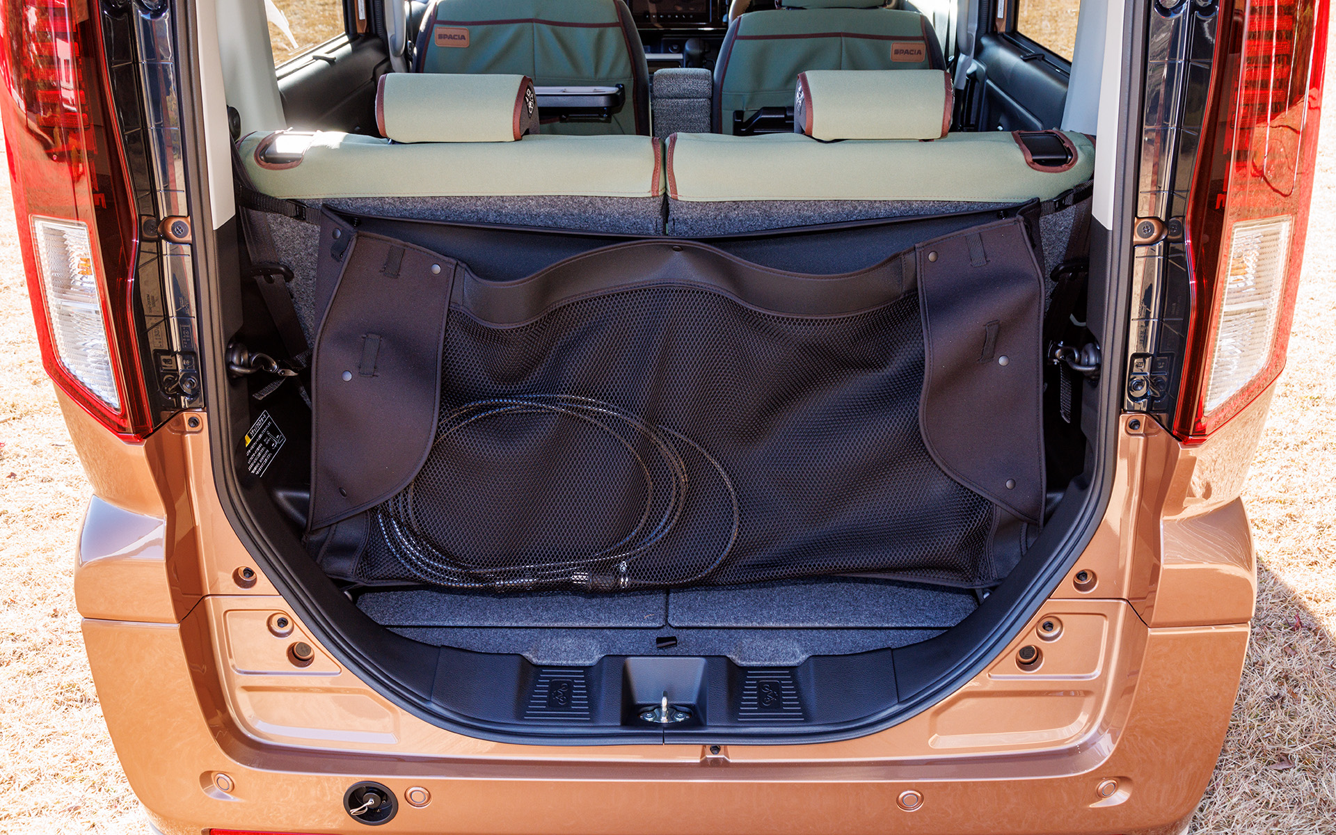 オートキャンプ場などの電源供給設備とつなぐことで車両のバッテリあがりを気にすることなく電化製品を使える外部電源ユニット。リアバンパー左側に電源取り込み口が、リアクォータートリム左側に室内コンセント差し込み口がそれぞれ設けられる。電源プラグは三極プラグ。ラゲッジユーティリティーネットを活用するとスッキリ収納できる