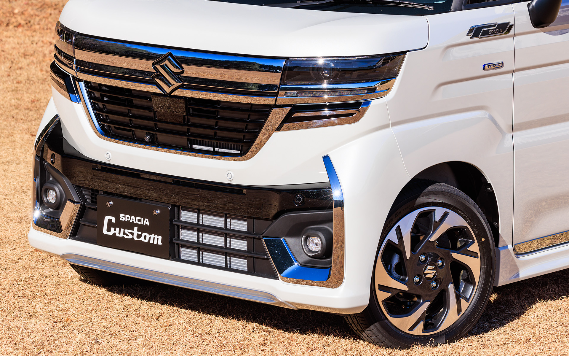 スペーシア カスタム用品装着車。フロントグリル、ヘッドライトアンダーガーニッシュ、フロントバンパーアンダーガーニッシュ、リアバンパーアンダーガーニッシュ、サイドドアガーニッシュ、バックドアガーニッシュ、ドアミラーガーニッシュ、フェンダーガーニッシュ（ハイボスカル）、デコステッカー（イーグル）などを装着