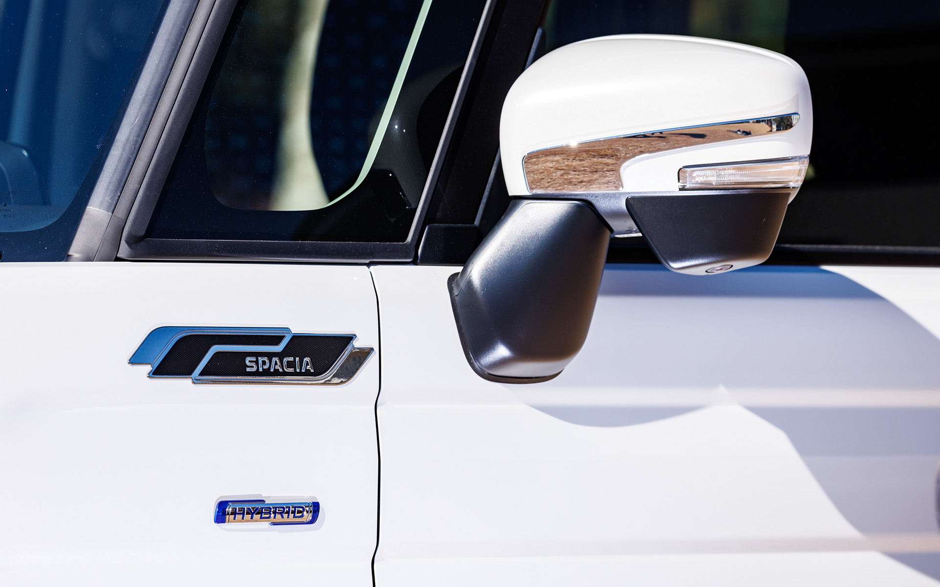 スペーシア カスタム用品装着車。フロントグリル、ヘッドライトアンダーガーニッシュ、フロントバンパーアンダーガーニッシュ、リアバンパーアンダーガーニッシュ、サイドドアガーニッシュ、バックドアガーニッシュ、ドアミラーガーニッシュ、フェンダーガーニッシュ（ハイボスカル）、デコステッカー（イーグル）などを装着