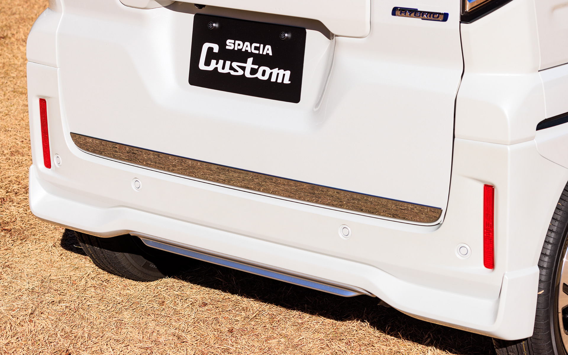 スペーシア カスタム用品装着車。フロントグリル、ヘッドライトアンダーガーニッシュ、フロントバンパーアンダーガーニッシュ、リアバンパーアンダーガーニッシュ、サイドドアガーニッシュ、バックドアガーニッシュ、ドアミラーガーニッシュ、フェンダーガーニッシュ（ハイボスカル）、デコステッカー（イーグル）などを装着