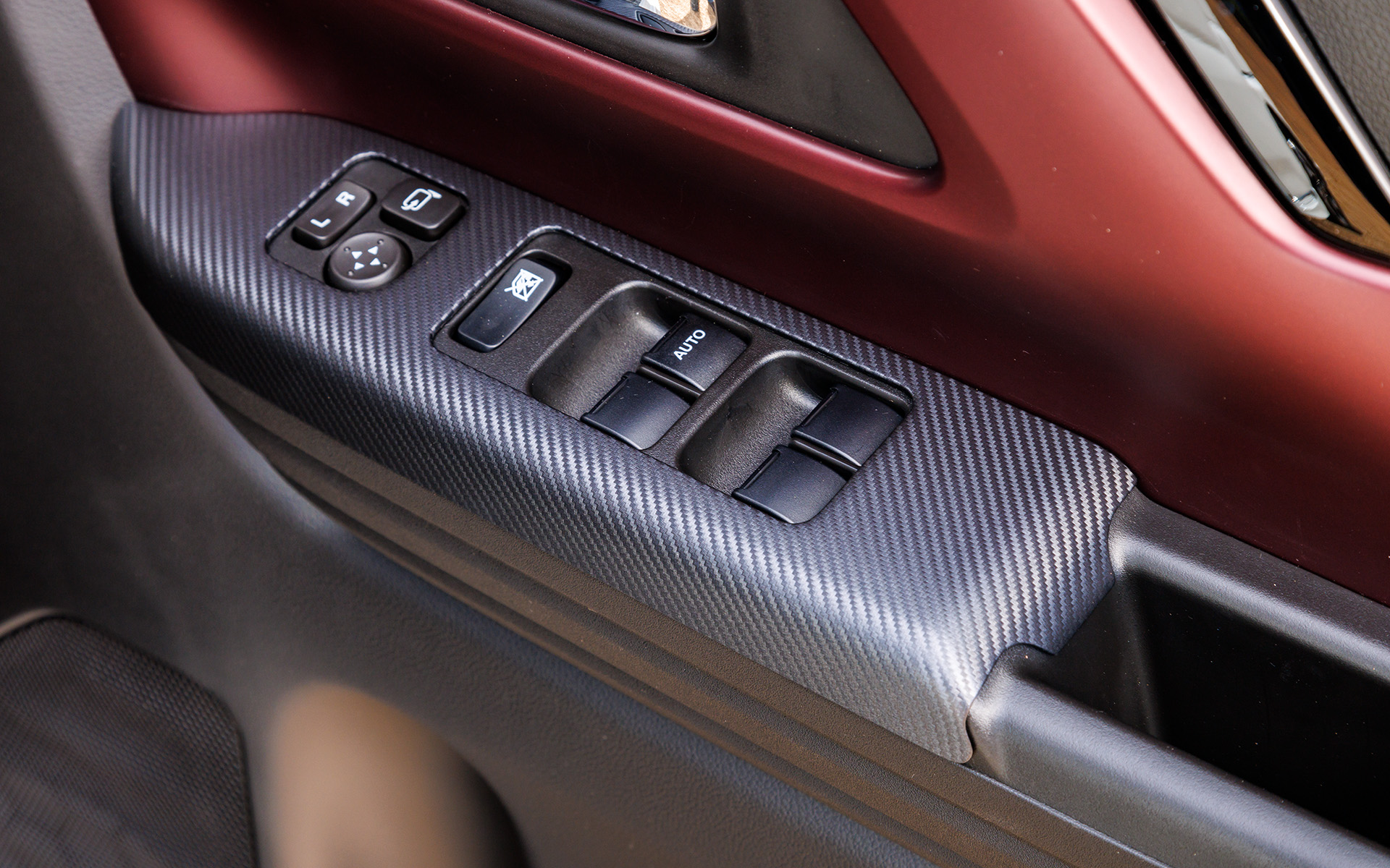 ウィンドウスイッチガーニッシュはカーボン調