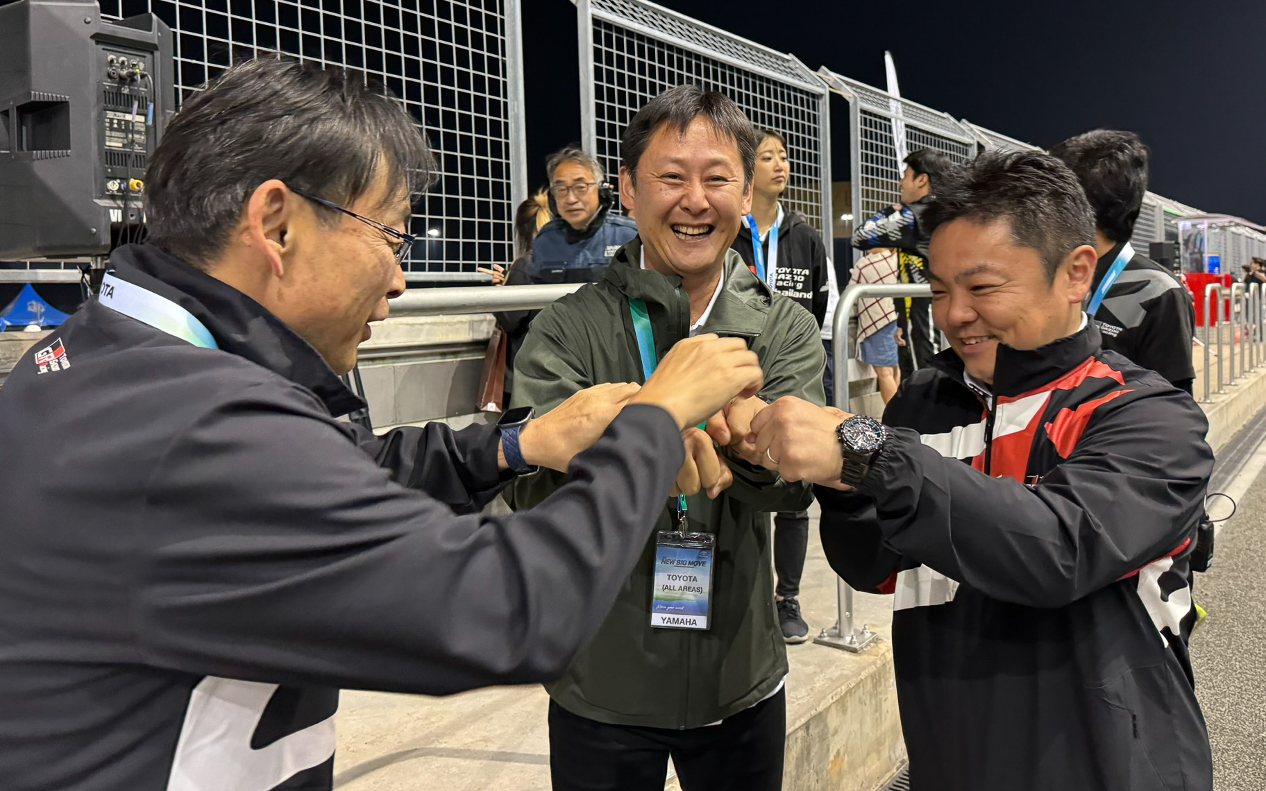 新型プリウス開発者 大矢賢樹氏を中心に高橋プレジデントとのグータッチ写真を再撮影。現在はGRの末沢氏（左）は新型ヤリスやヤリスクロスの開発者としても知られ、新型ヤリス、新型プリウスというトヨタのグローバルカーを作り上げた人たちが、モータースポーツを通じたクルマづくりに参画している