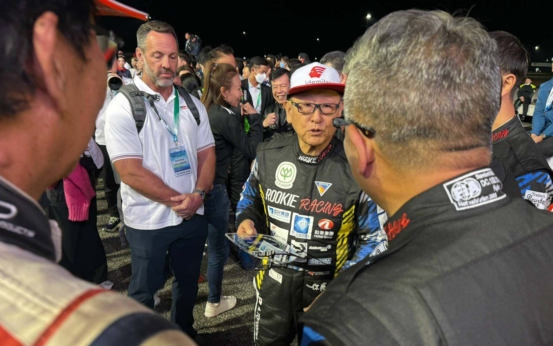 表彰式後のモリゾウ選手。日本のスーパー耐久はエネオスの冠レース、タイの耐久レースは出光の冠レース。そこにカーボンニュートラル燃料で参戦するモリゾウ選手という構図。日本の2大燃料メーカーとともに、脱炭素への布石を打っているのが分かる