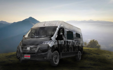 独自チューニングの足まわりを装着するフィアット「デュカト」キャンピングカー