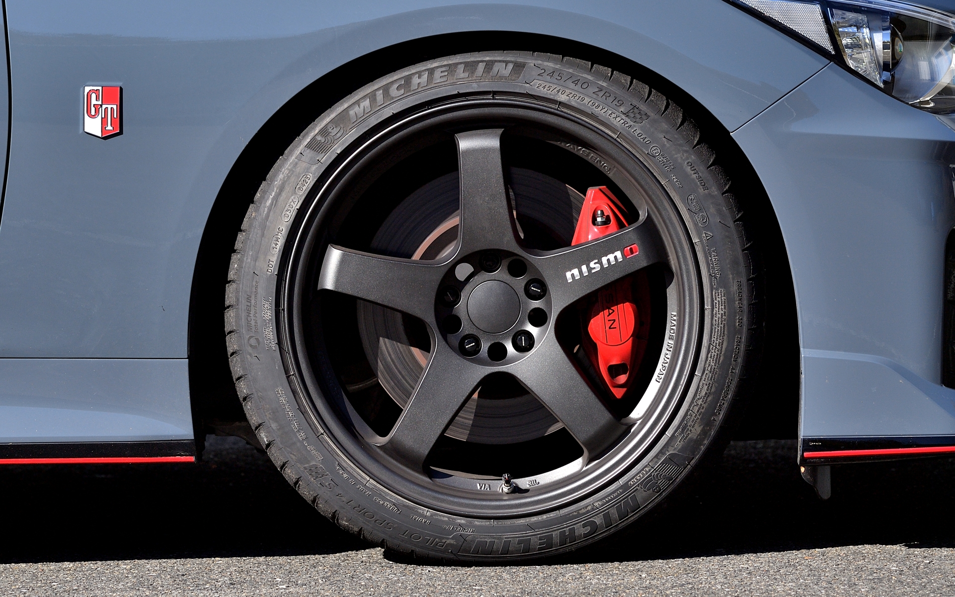 鍛造1ピースのアルミホイール「LMGT4」は、フロント用が9万3000円/本、リア用が9万5000円/本。ブレーキパッドは前後とも3万円