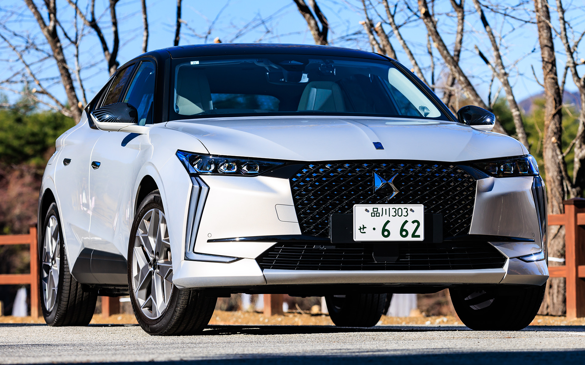 DS 4 Esprit de Voyage E-TENSEのボディサイズは4415×1830×1495mm（全長×全幅×全高）、ホイールベースは2680mmで、車両重量は1760kg。価格は669万6000円。ボディカラーはクリスタル・パールのみの設定