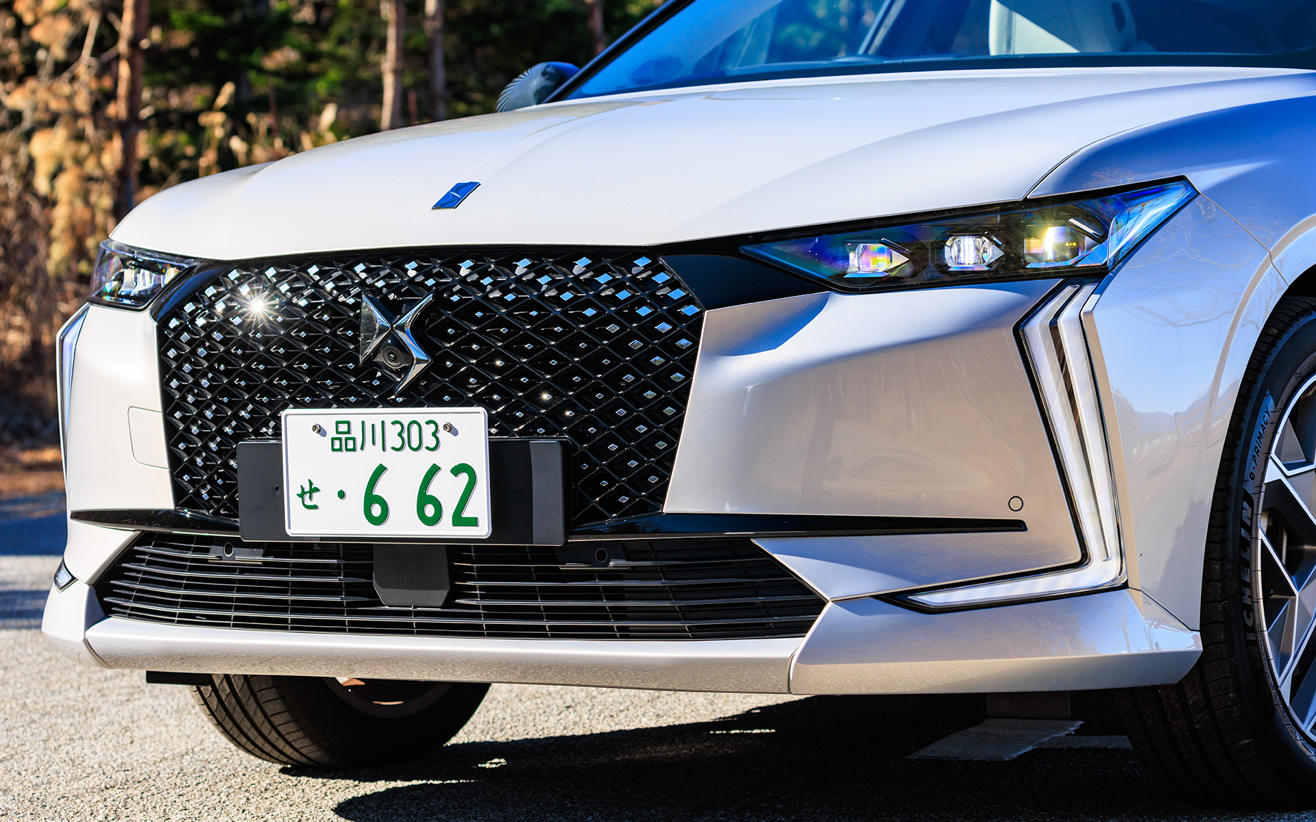 夜空に瞬く幾千もの星のようなフロントグリルの上部にはひときわ大きく輝くダイヤモンドのような一等星のLEDヘッドライト、フロントグリル下部には夜空を悠々と翼を広げて飛ぶ鳥のようなシャイニーブラックのDSダブルウィングを装備。ヘッドライトから続くLEDデイタイムランニングライトは、こぼれ落ちた流れ星といったところでしょうか