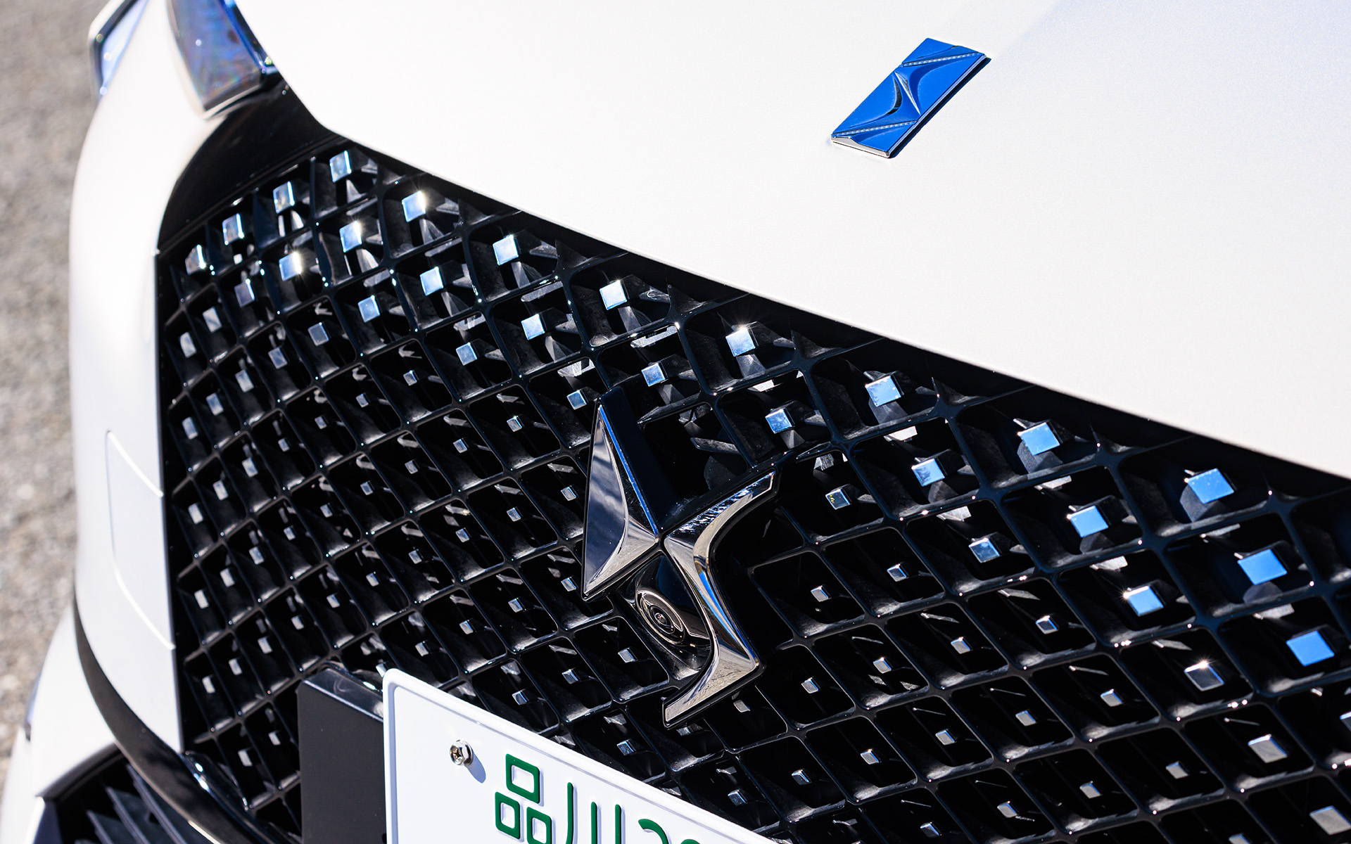 夜空に瞬く幾千もの星のようなフロントグリルの上部にはひときわ大きく輝くダイヤモンドのような一等星のLEDヘッドライト、フロントグリル下部には夜空を悠々と翼を広げて飛ぶ鳥のようなシャイニーブラックのDSダブルウィングを装備。ヘッドライトから続くLEDデイタイムランニングライトは、こぼれ落ちた流れ星といったところでしょうか