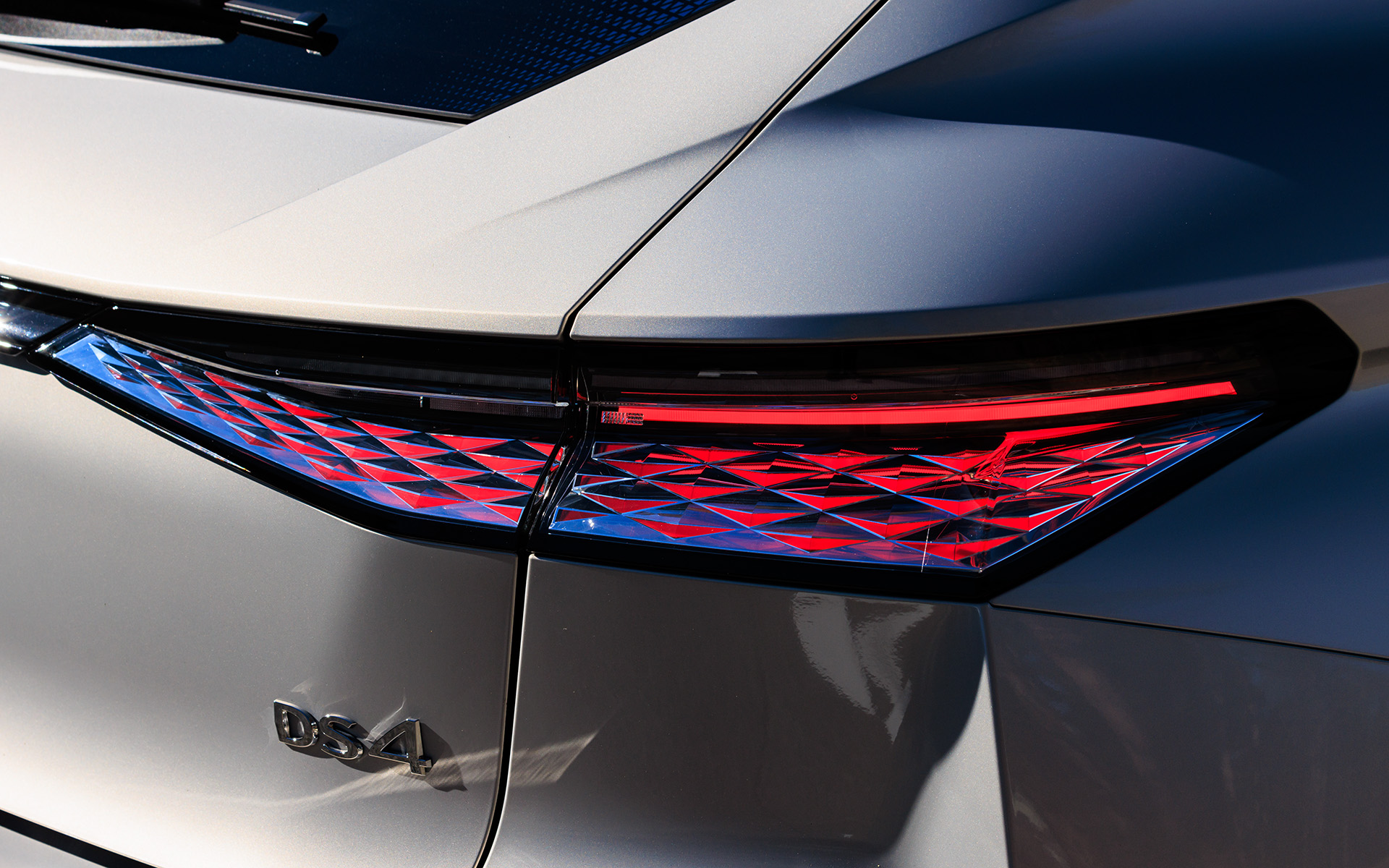 ダイヤモンドカットの3D LEDテールランプはまさに宝石のよう