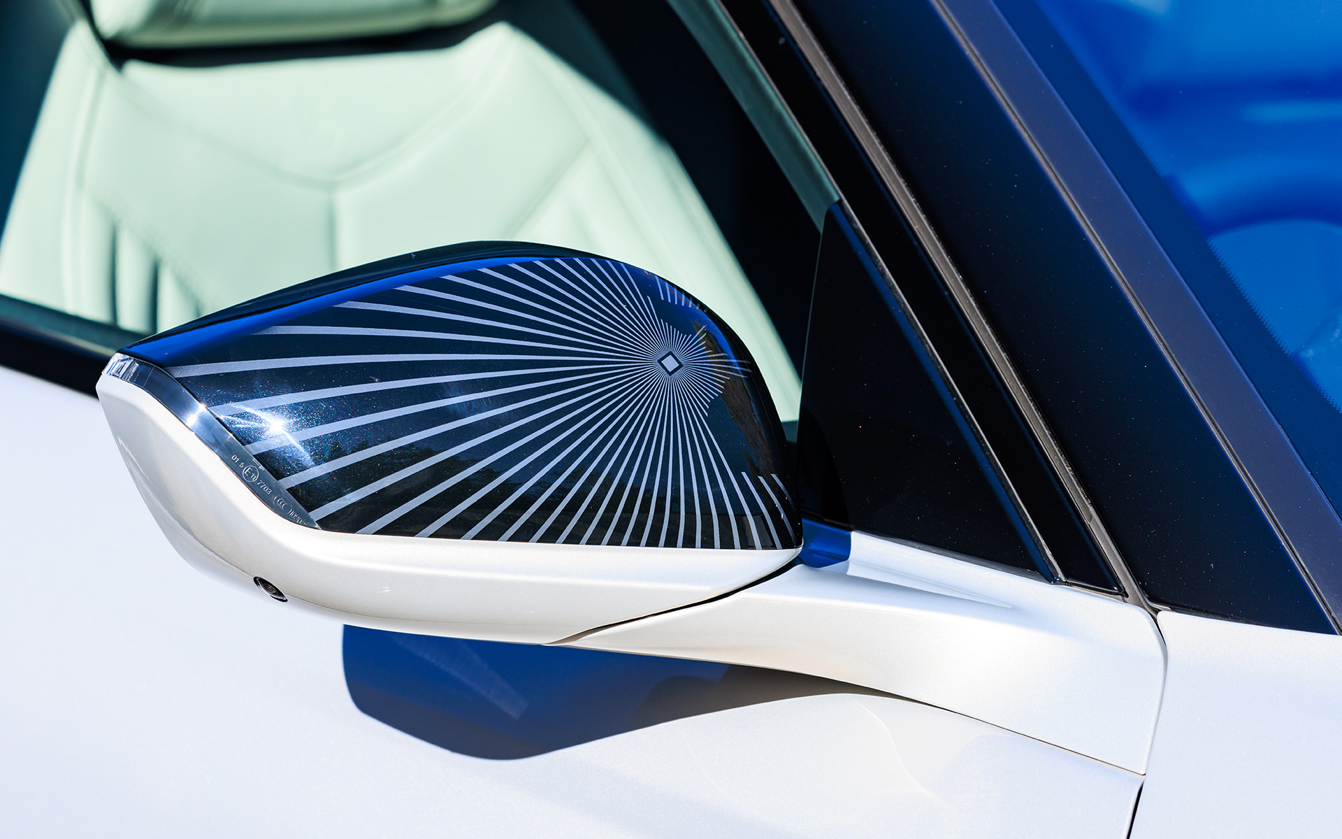 パリから広がる旅路がレーザー加工された専用ドアミラーデザイン