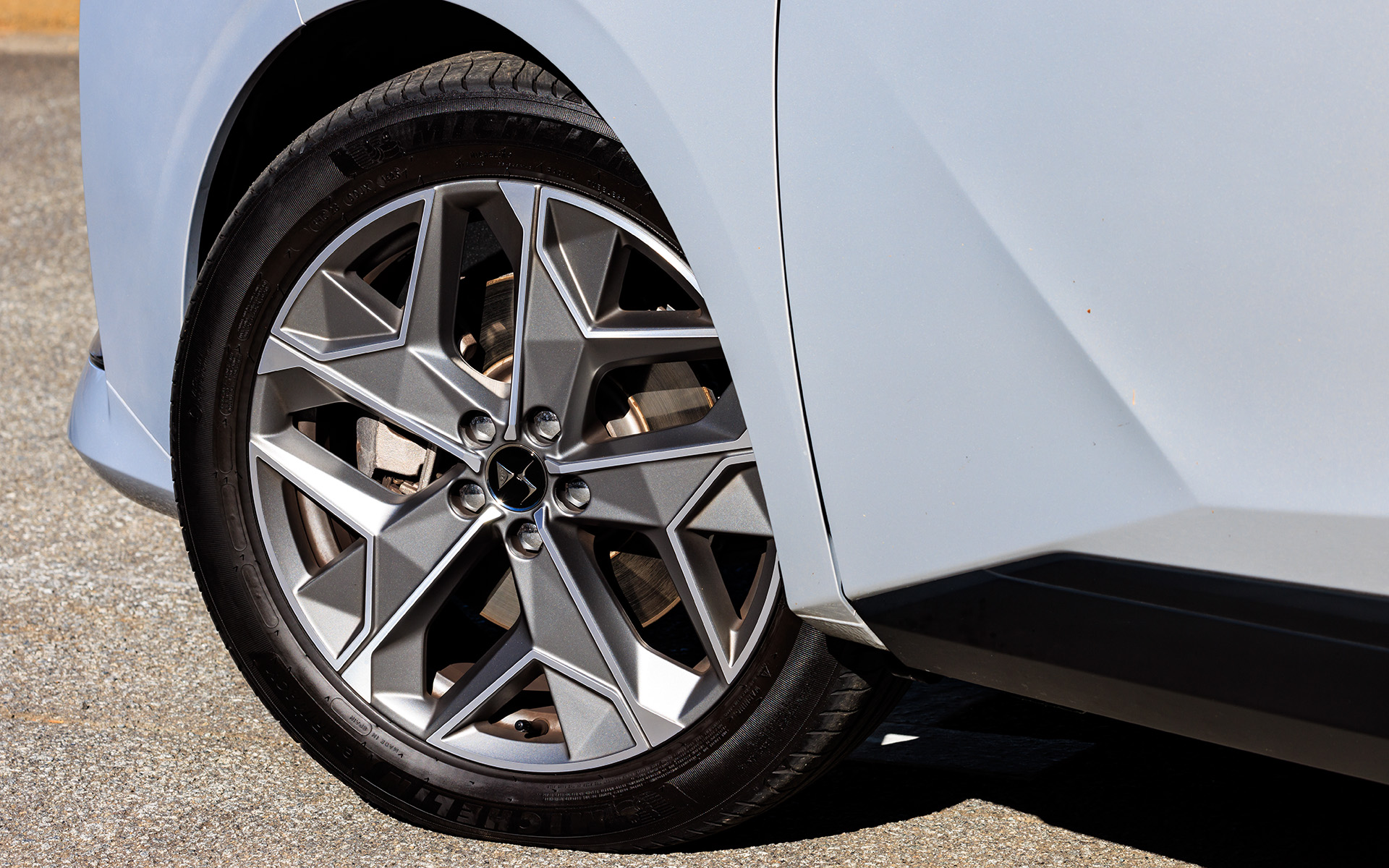 19インチアロイホイール“CANNES”もDS 4 Esprit de Voyageの専用装備