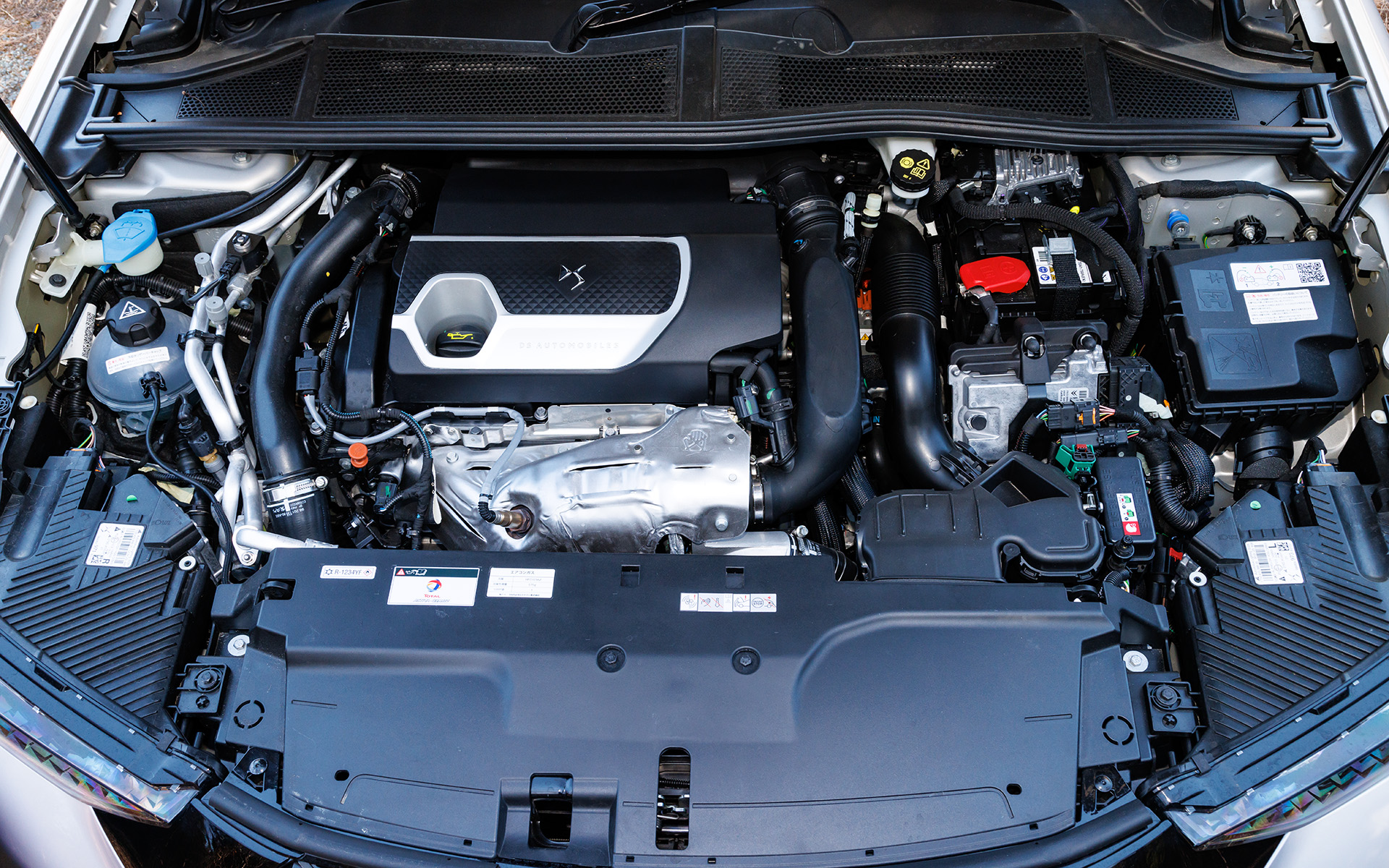 最高出力132kW（180PS）/6000rpm、最大トルク250Nm/1750rpmを発生する直列4気筒DOHC 1.6リッターターボエンジンを搭載し、最高出力81kW（110PS）/2500rpm、最大トルク320Nm/500-2500rpmを発生するモーターを組み合わせる。バッテリ容量は12.4kW。WLTCモードハイブリッド燃費は16.4km/L、EV走行距離は56km