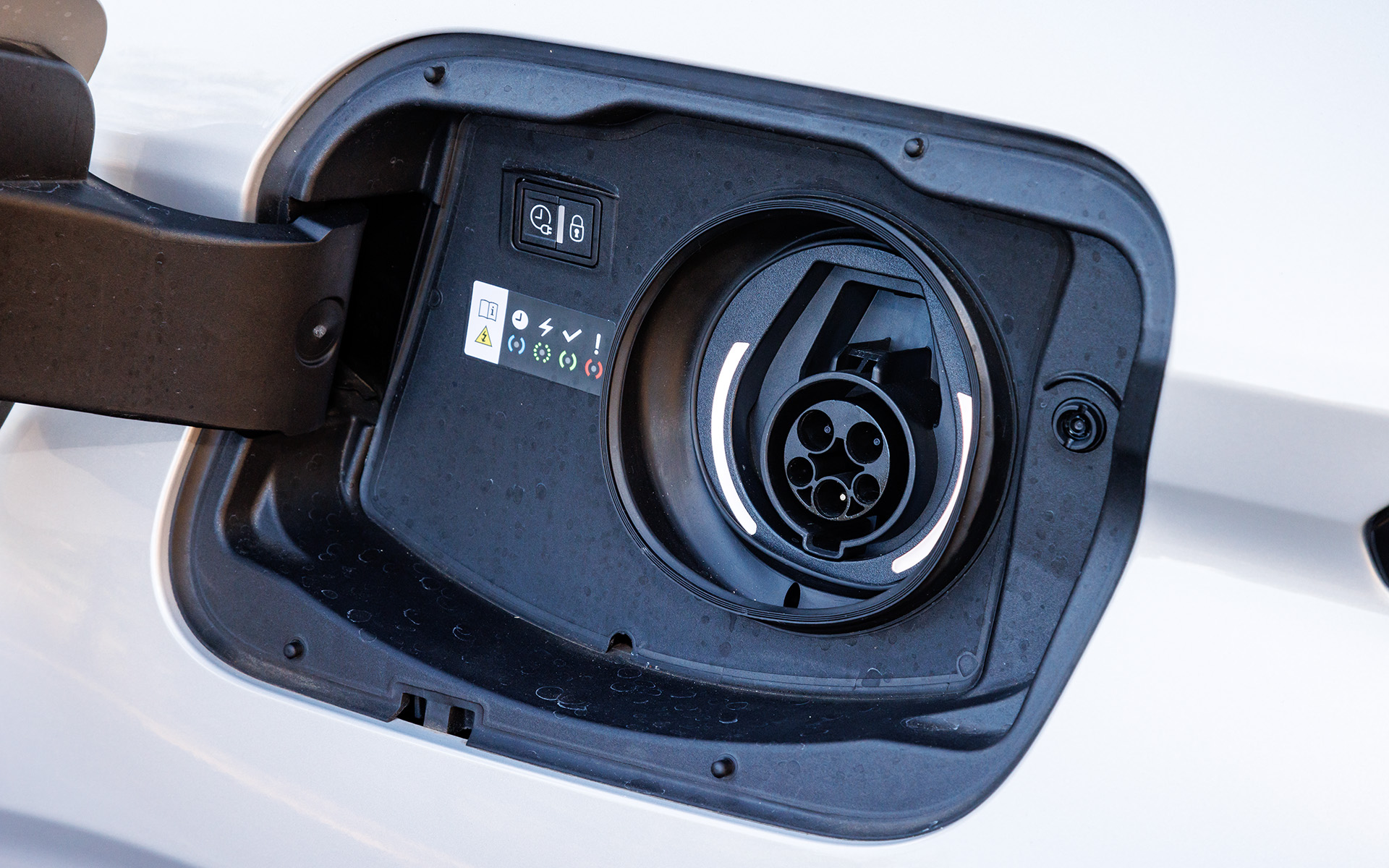 E-TENSEの充電は200V普通充電に対応。満充電までは3kWで約5時間、6kWで約2.5時間