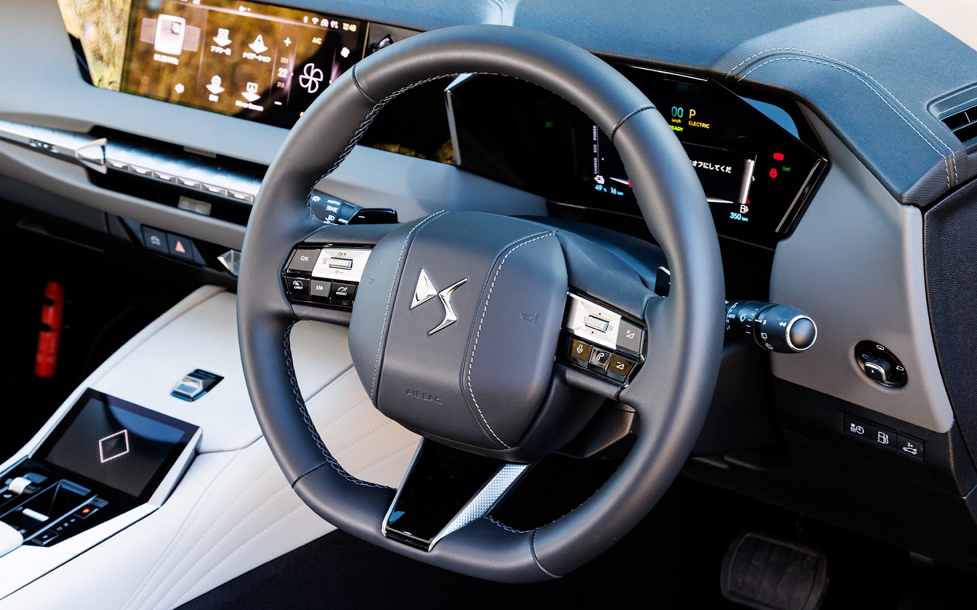 DS 4 Esprit de Voyageのインテリア。専用エンボス加工入りグラナイトグレーナッパレザーダッシュボードや専用フロントドアステップガードなどを特別装備。10インチタッチスクリーン、DS IRISシステム、DSスマートタッチ（5インチ操作パネル）などはDS 4からの標準装備