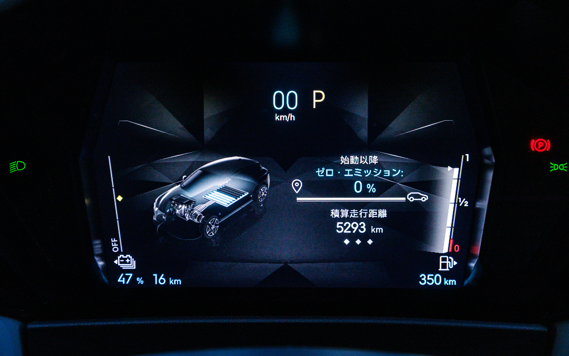 DS 4 Esprit de Voyageのインテリア。専用エンボス加工入りグラナイトグレーナッパレザーダッシュボードや専用フロントドアステップガードなどを特別装備。10インチタッチスクリーン、DS IRISシステム、DSスマートタッチ（5インチ操作パネル）などはDS 4からの標準装備