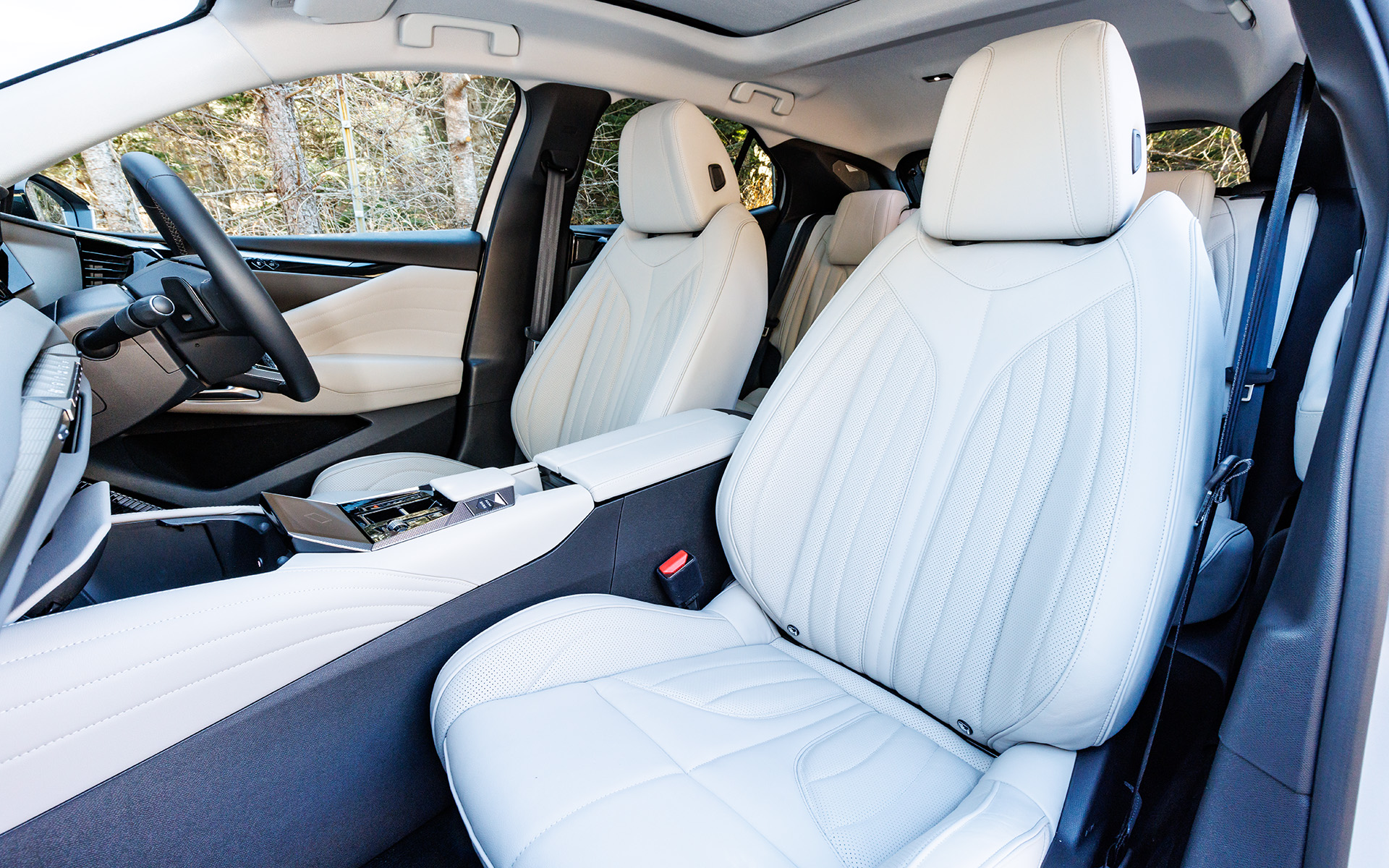 シートは専用のペブルグレーレザーシート