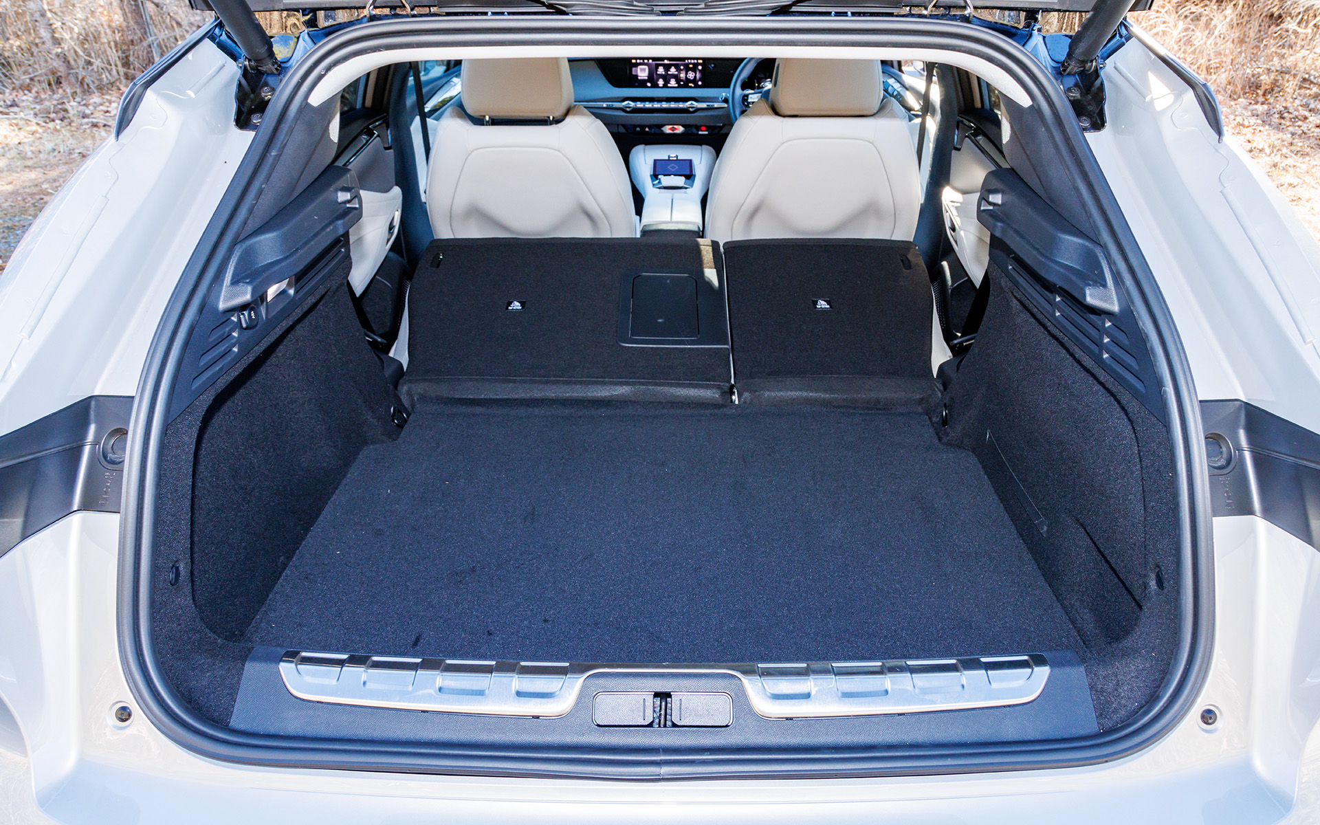 ラゲッジスペース。リアシートは分割可倒式。トランクスルー機構も備える