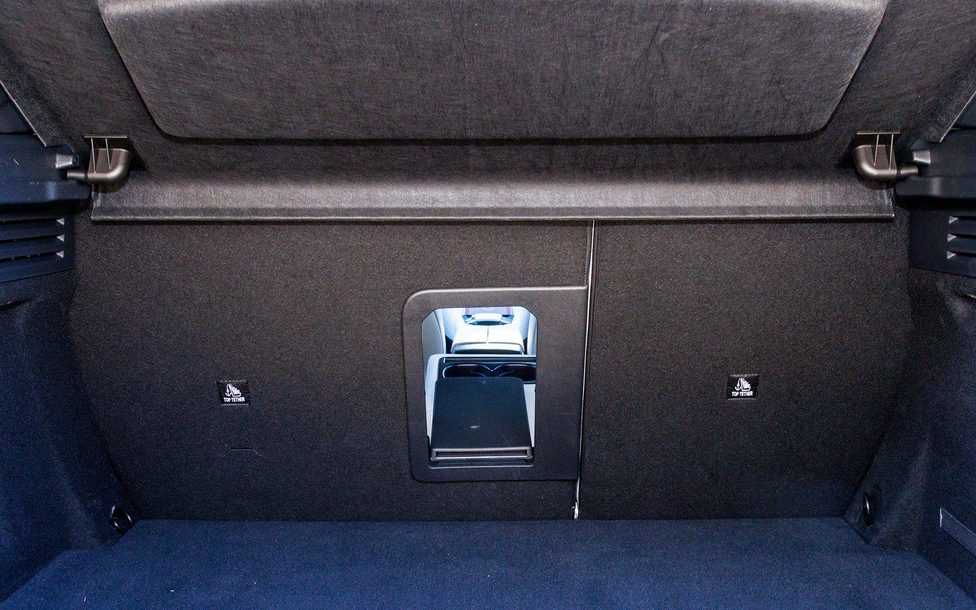 ラゲッジスペース。リアシートは分割可倒式。トランクスルー機構も備える