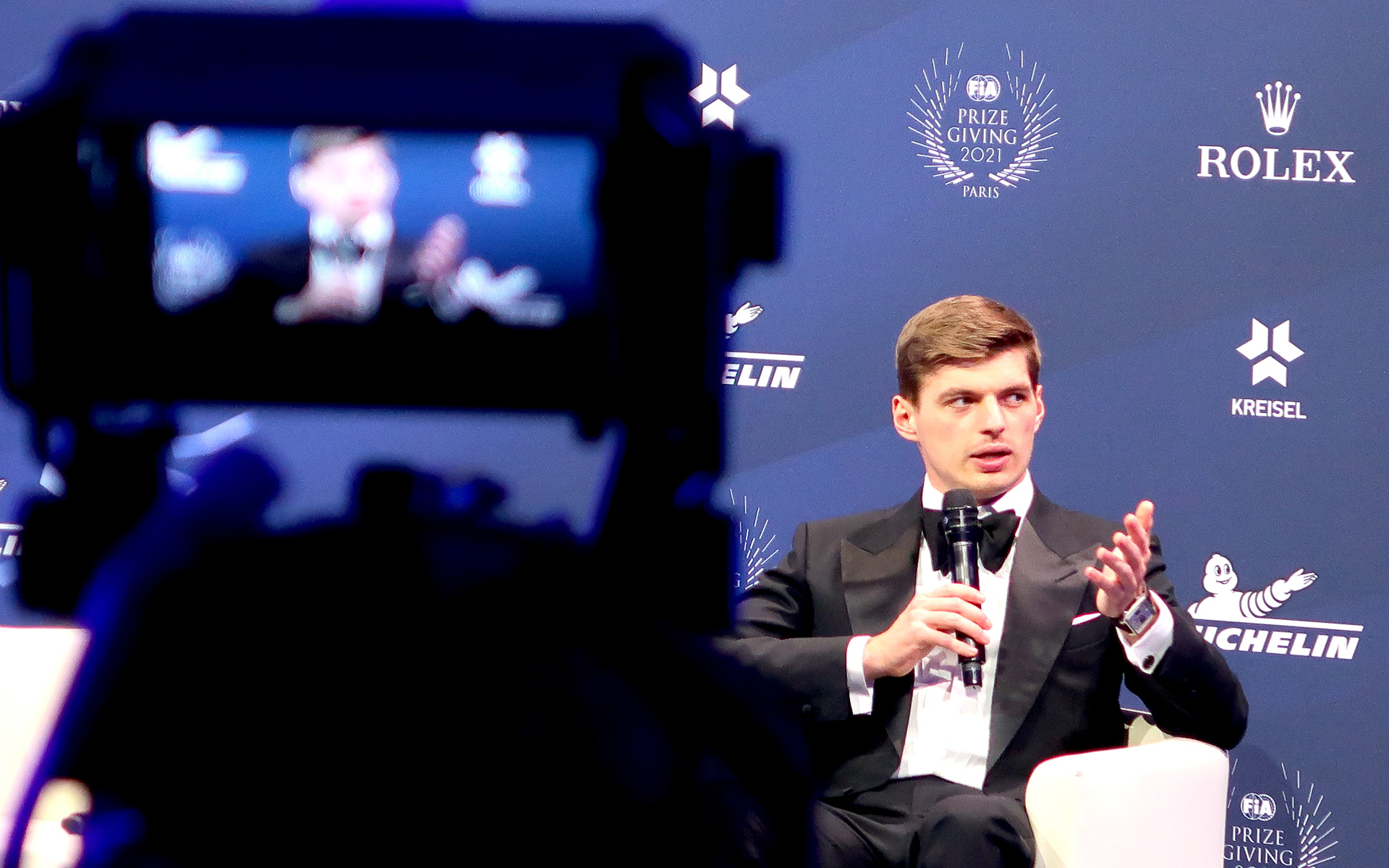 その記者会見は華やかというよりも、まだ緊張感が漂っていた