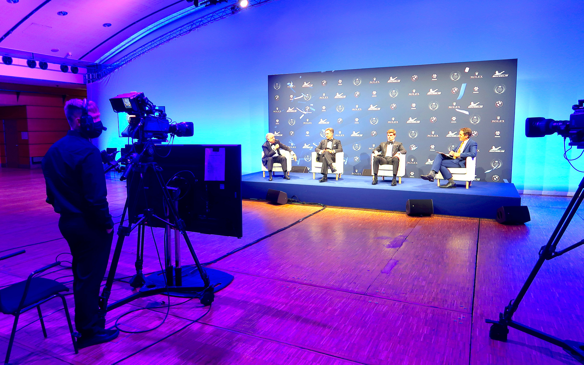 コロナ禍だったため記者会見のスタジオも最低限のスタッフしかいなかった