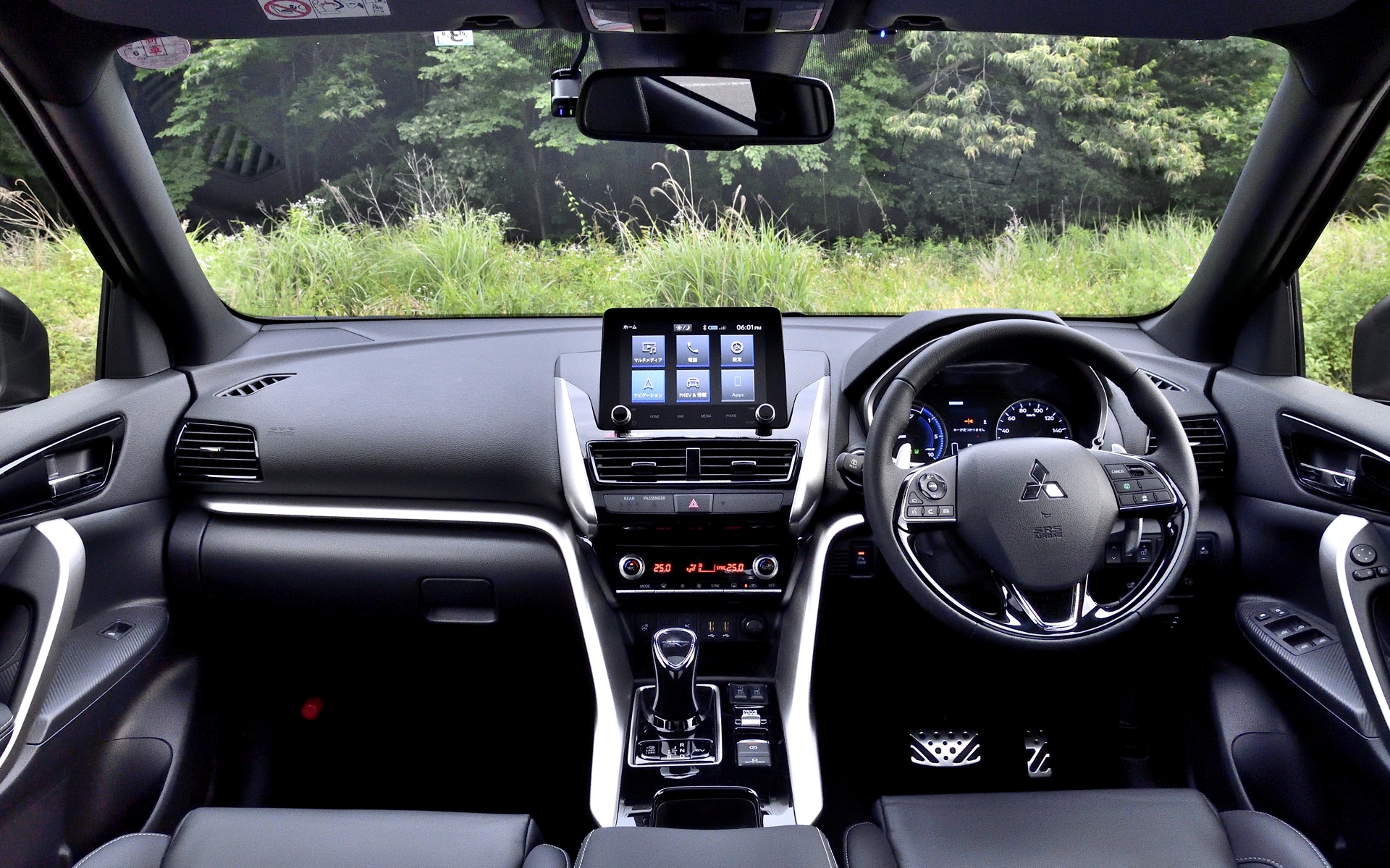 エクリプスクロスPHEVのインテリア。高いアイポイントで視界が広い