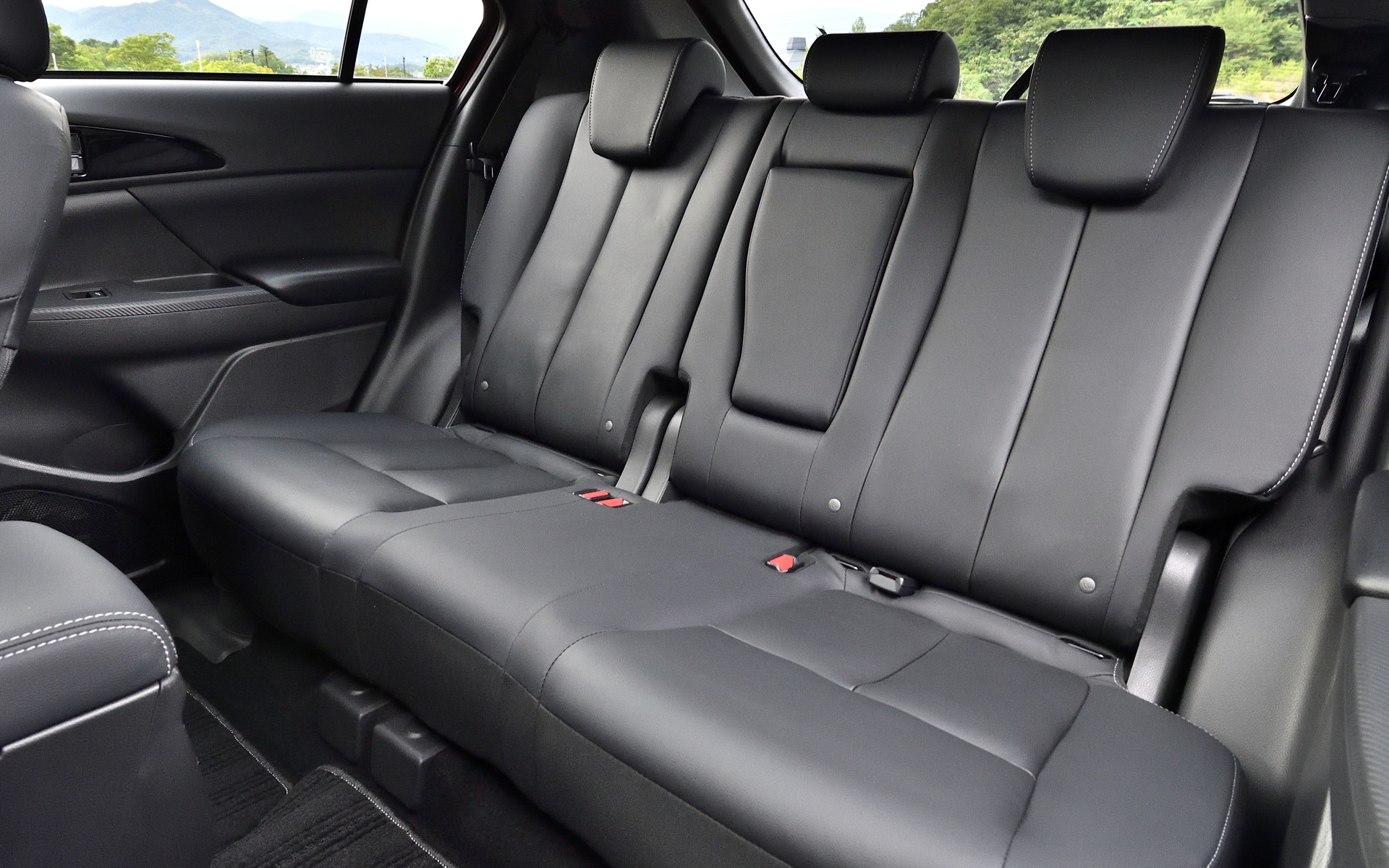 後席もシートヒーターを備えるほか、9段階のリクライニング機能を持つ