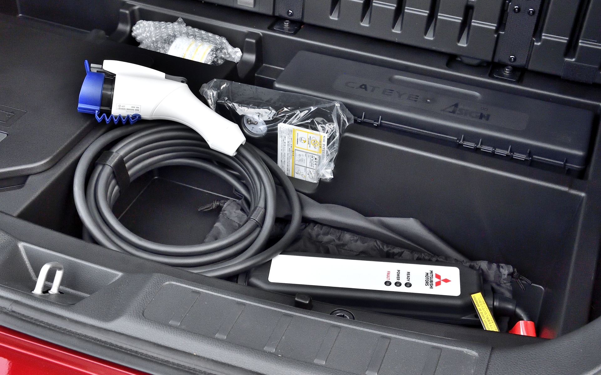 ラゲッジスペース下部には充電コードが収められている