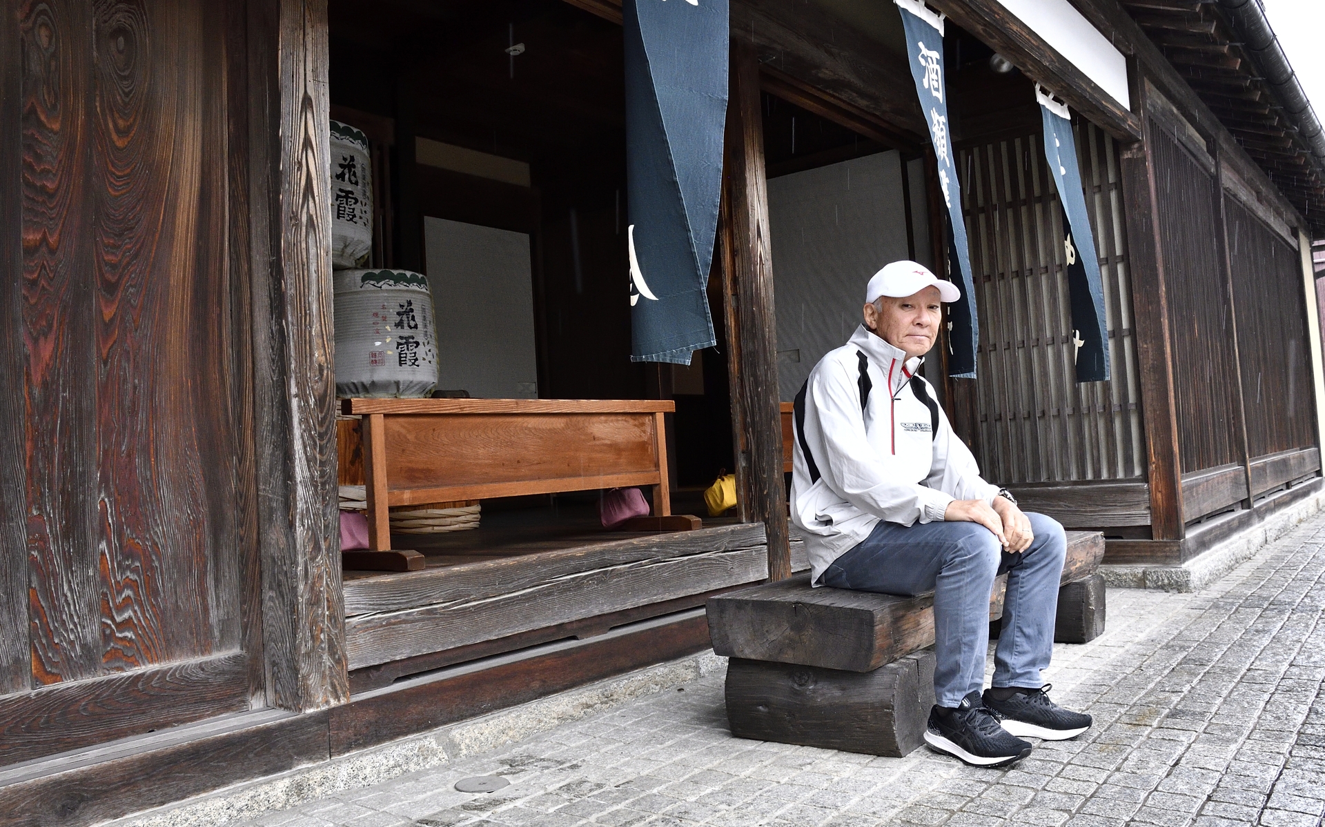 高村智恵子は明治時代末期～大正時代にかけて活動していた女流洋画家。46歳ころから体調を崩し、病床で千数百点もの紙絵を制作した人物