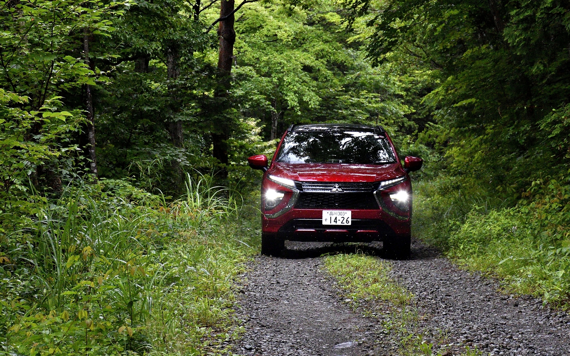 対面交通も厳しい砂利の県道も、エクリプスクロスPHEVの緻密な制御が可能なツインモーター4WDなら苦にもならない