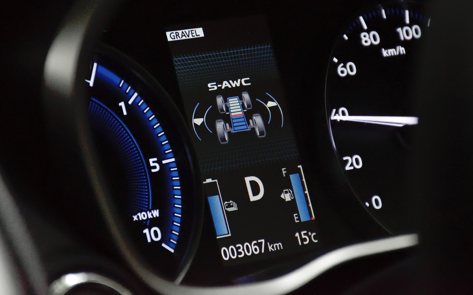 PHEVモデルはS-AWC（Super All Wheel Control）を搭載し、4輪の駆動力・制動力を最適に制御することで優れた操縦性と高い走行安定性を実現する