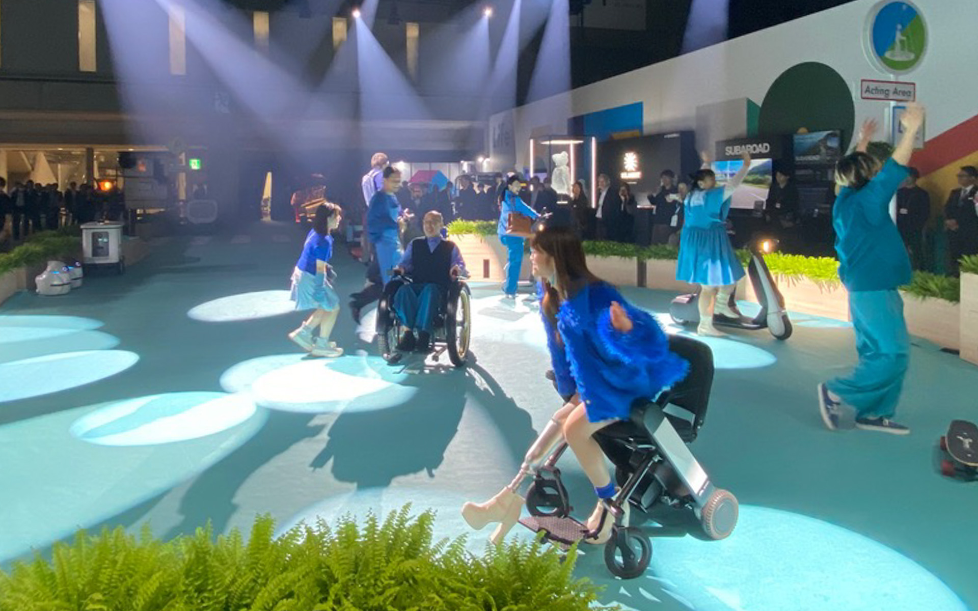 ジャパンモビリティショーの「Tokyo Future Tour」というエリアで行われた、未来の街中の様子をストリートモブのような感じで演出していたショー。いろんなカタチのモビリティを、ひとりひとりがチョイスして乗りこなし、充実した毎日を送っているような未来を感じさせてくれました