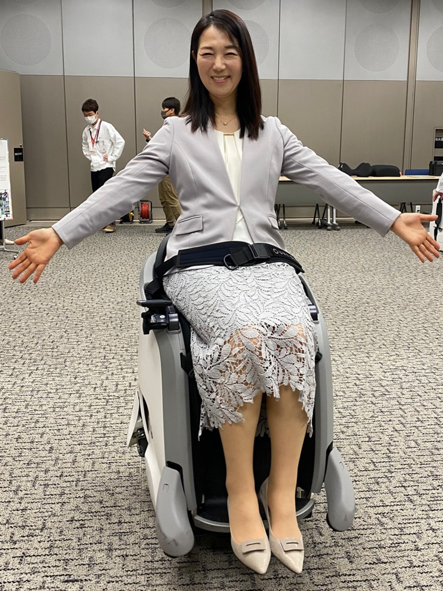 このように、スカートやハイヒールを履いていても、安全にスムーズに移動できることを体感できました。両手が空いているので、バッグを持ったり膝の上にノートPCを置くこともできますね。誰かと並んで歩くこともできるし、手を繋いで引いてもらえば、それだけで何もしなくても一緒について移動することができるので、介護の現場などでも活躍しそうな気がしました。