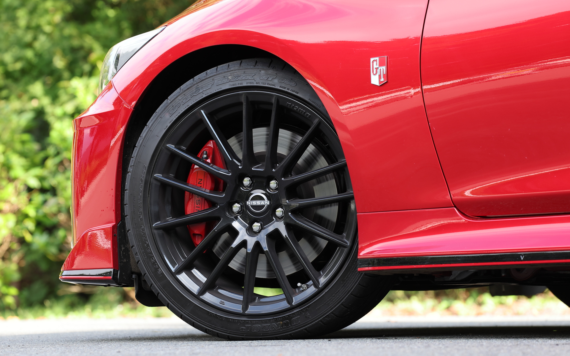 タイヤは専用開発のダンロップ「SP SPORT MAXX GT600」を採用するとともに、リム幅を拡大しながら高剛性と軽量化を両立させたNISMO専用のエンケイ製19インチアルミホイールを装備