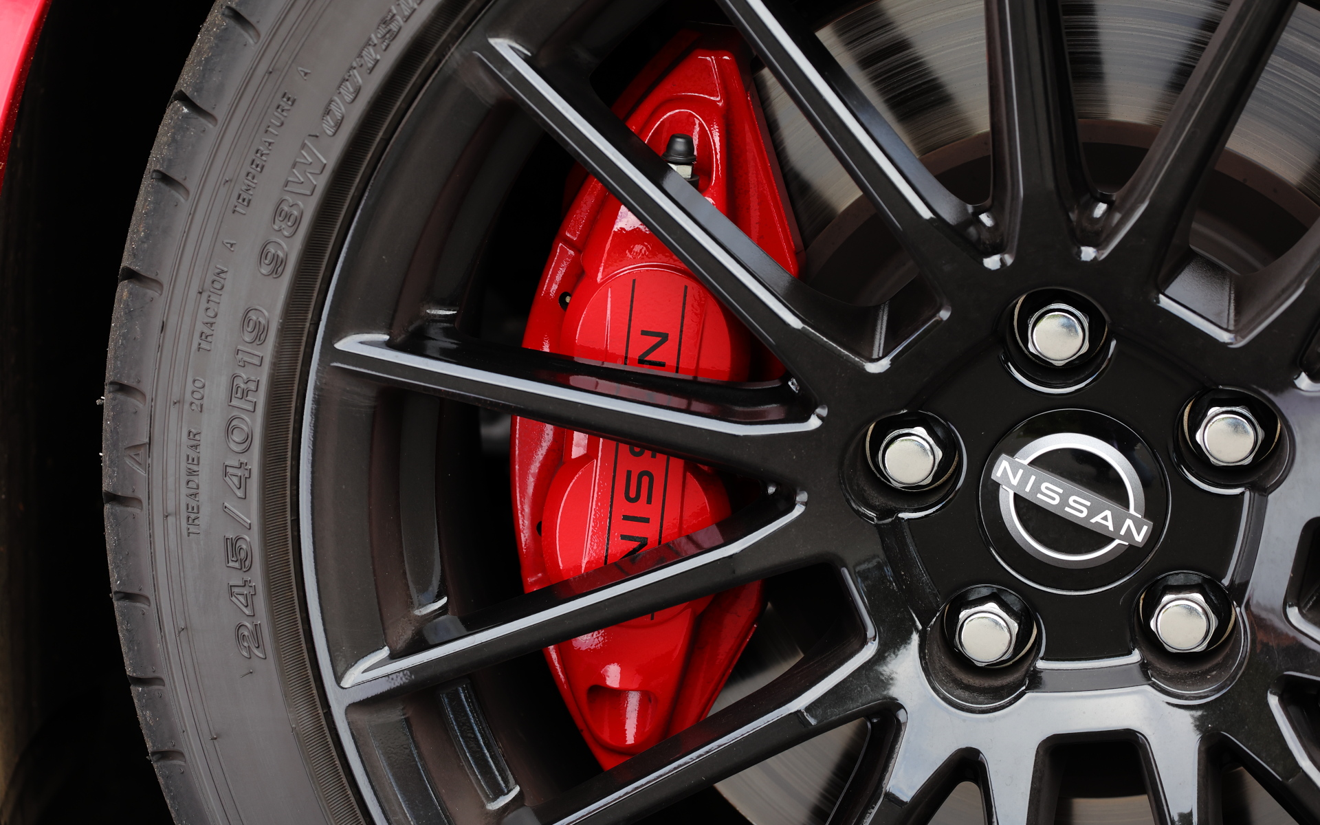 ブレーキには対フェード性に優れる摩擦材を採用したほか、専用タイヤとブレーキパッドに合わせてABSの制御見直しを実施。VDCにもスタビリティの向上に合わせた専用チューニングを行なっているという