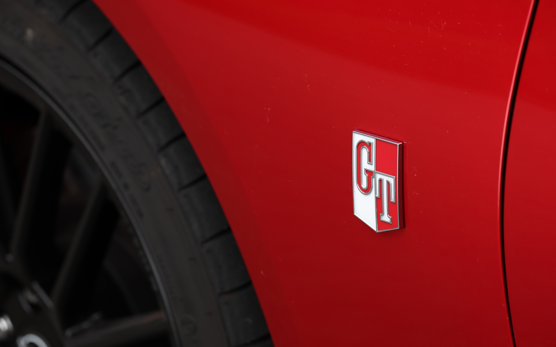 ボディサイドにGTエンブレムが備わる