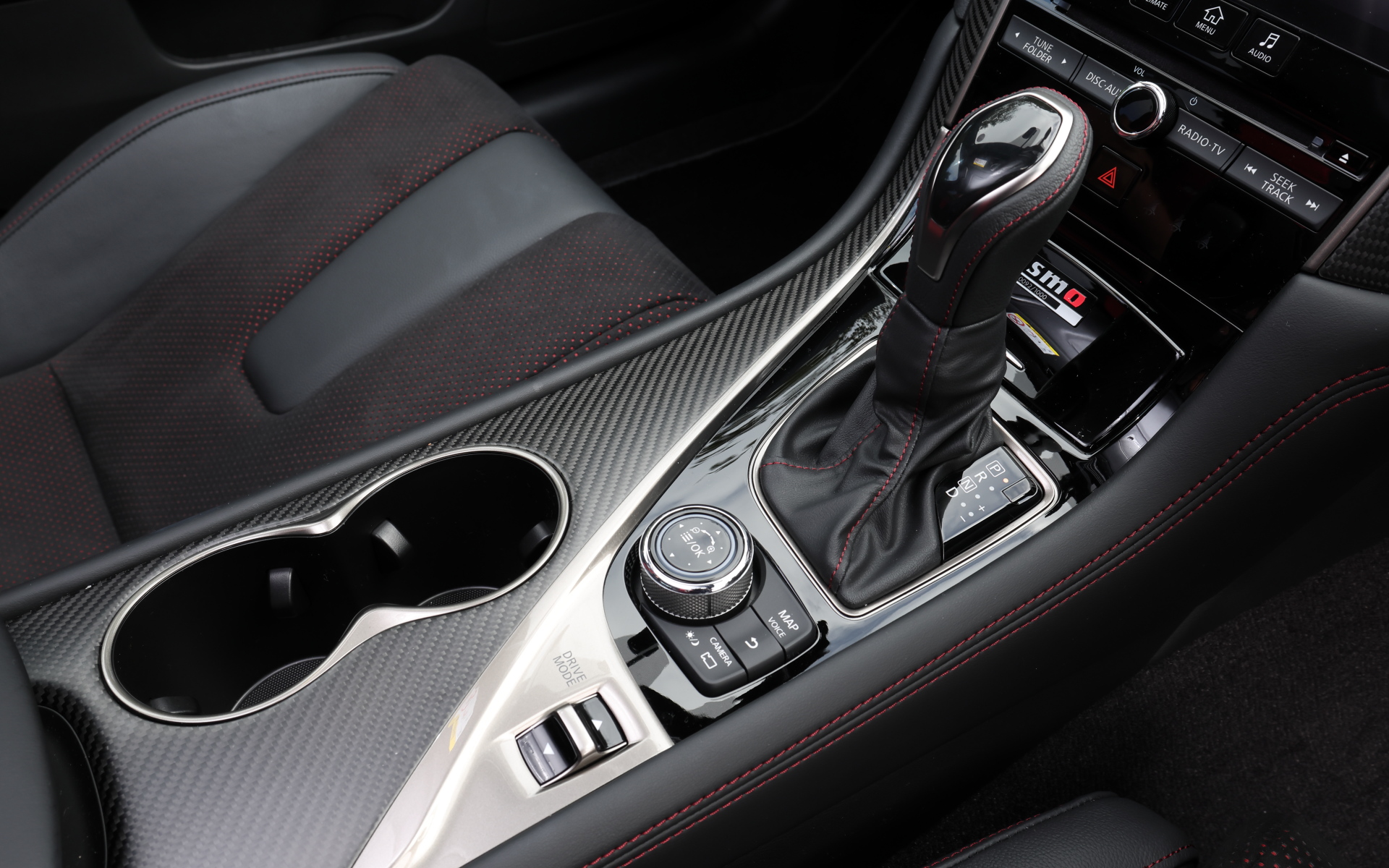 インテリアではスカイライン 400Rの質感をそのままに全体を黒基調で統一。コクピットまわりにはレッドセンターマーク付きのNISMO専用本革巻ステアリング、280km/hスケールのスピードメーター、NISMOロゴを配したレッドリングタコメーターを採用。さらにNISMO専用チューニングのレカロ製スポーツシートをオプション設定しており、こちらはスエード調表皮の貼り分け位置にこだわり、急旋回時でもシート中心部に体圧が残る高いホールド性を実現