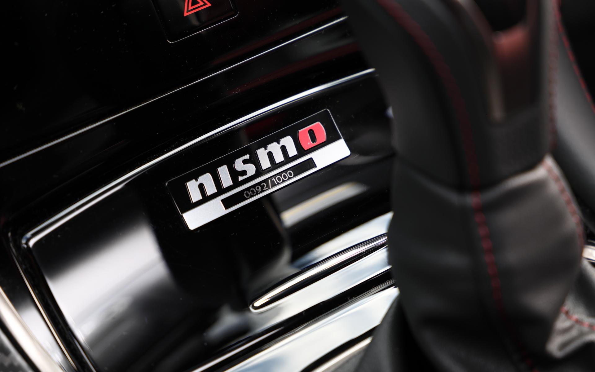 インテリアではスカイライン 400Rの質感をそのままに全体を黒基調で統一。コクピットまわりにはレッドセンターマーク付きのNISMO専用本革巻ステアリング、280km/hスケールのスピードメーター、NISMOロゴを配したレッドリングタコメーターを採用。さらにNISMO専用チューニングのレカロ製スポーツシートをオプション設定しており、こちらはスエード調表皮の貼り分け位置にこだわり、急旋回時でもシート中心部に体圧が残る高いホールド性を実現