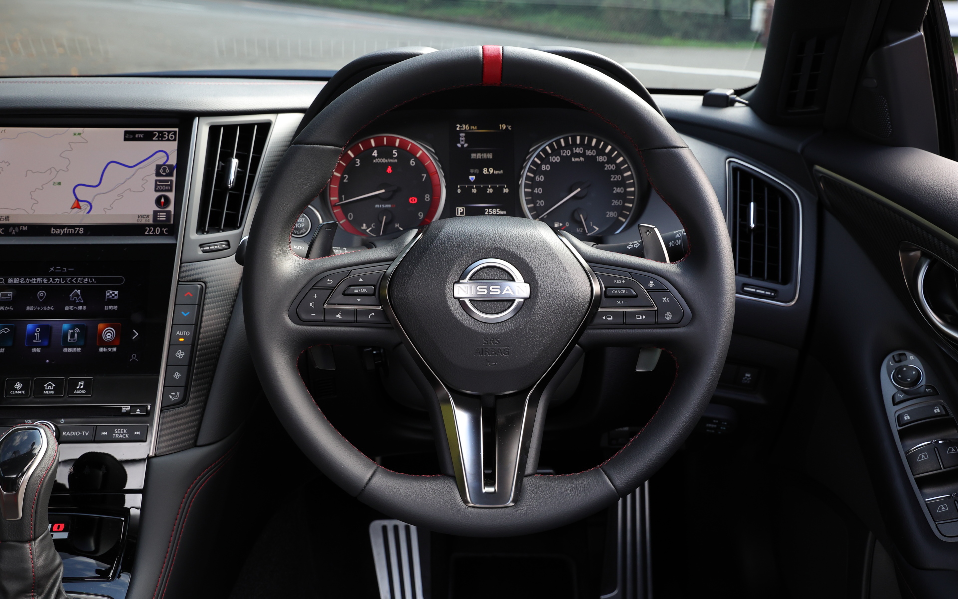 インテリアではスカイライン 400Rの質感をそのままに全体を黒基調で統一。コクピットまわりにはレッドセンターマーク付きのNISMO専用本革巻ステアリング、280km/hスケールのスピードメーター、NISMOロゴを配したレッドリングタコメーターを採用。さらにNISMO専用チューニングのレカロ製スポーツシートをオプション設定しており、こちらはスエード調表皮の貼り分け位置にこだわり、急旋回時でもシート中心部に体圧が残る高いホールド性を実現