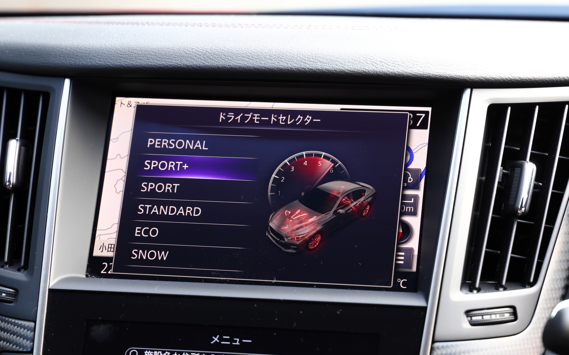 インテリアではスカイライン 400Rの質感をそのままに全体を黒基調で統一。コクピットまわりにはレッドセンターマーク付きのNISMO専用本革巻ステアリング、280km/hスケールのスピードメーター、NISMOロゴを配したレッドリングタコメーターを採用。さらにNISMO専用チューニングのレカロ製スポーツシートをオプション設定しており、こちらはスエード調表皮の貼り分け位置にこだわり、急旋回時でもシート中心部に体圧が残る高いホールド性を実現