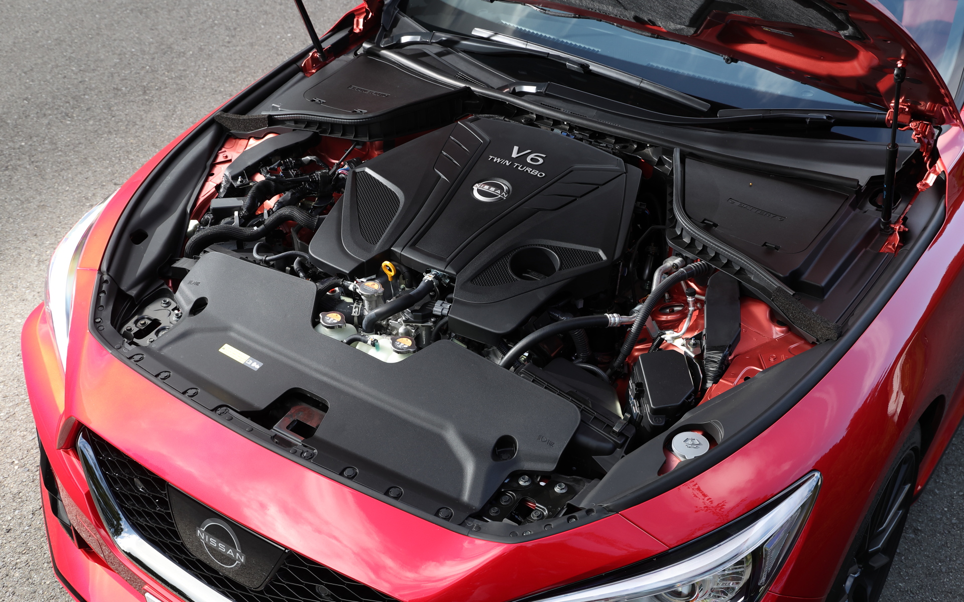 スカイライン NISMO専用のV型6気筒DOHC 3.0リッター直噴ターボ「VR30DDTT」型エンジンは最高出力309kW（420PS）/6400rpm、最大トルク550Nm（56.1kgfm）/2800-4400rpmを発生