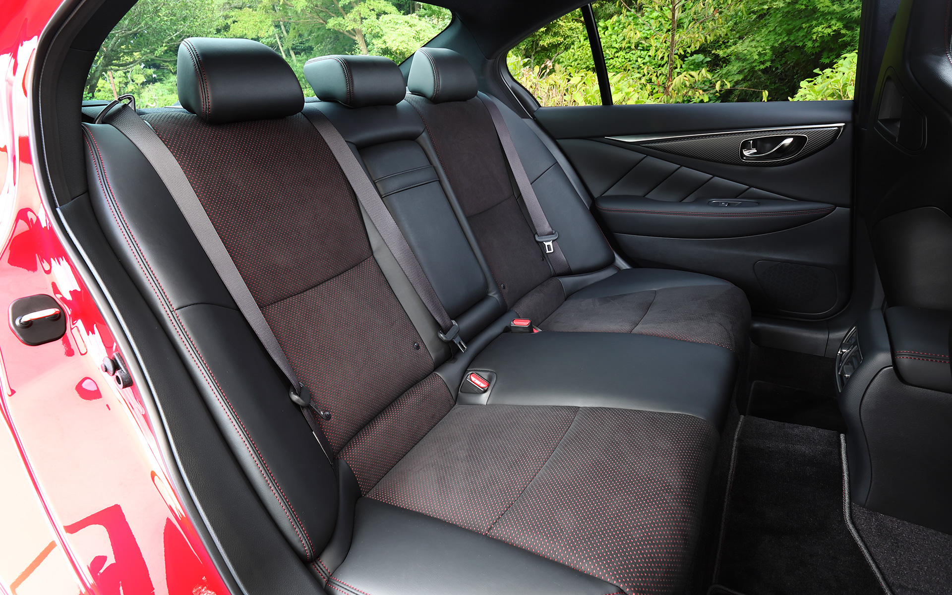 インテリアではスカイライン 400Rの質感をそのままに全体を黒基調で統一。コクピットまわりにはレッドセンターマーク付きのNISMO専用本革巻ステアリング、280km/hスケールのスピードメーター、NISMOロゴを配したレッドリングタコメーターを採用。さらにNISMO専用チューニングのレカロ製スポーツシートをオプション設定しており、こちらはスエード調表皮の貼り分け位置にこだわり、急旋回時でもシート中心部に体圧が残る高いホールド性を実現