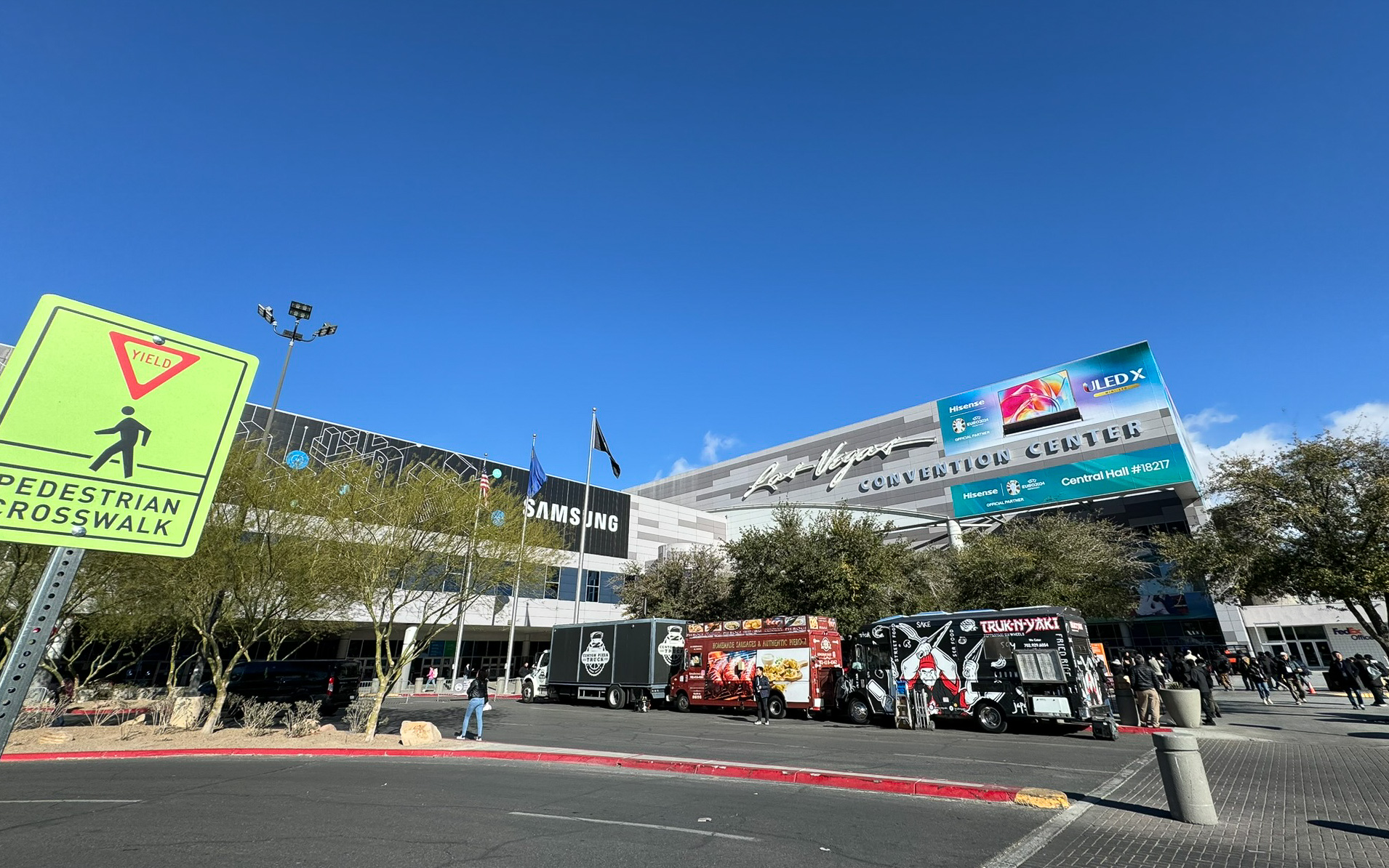 こちらはソニ・ホンダやホンダが出展するセントラルホール（正面）とノースホール（左）