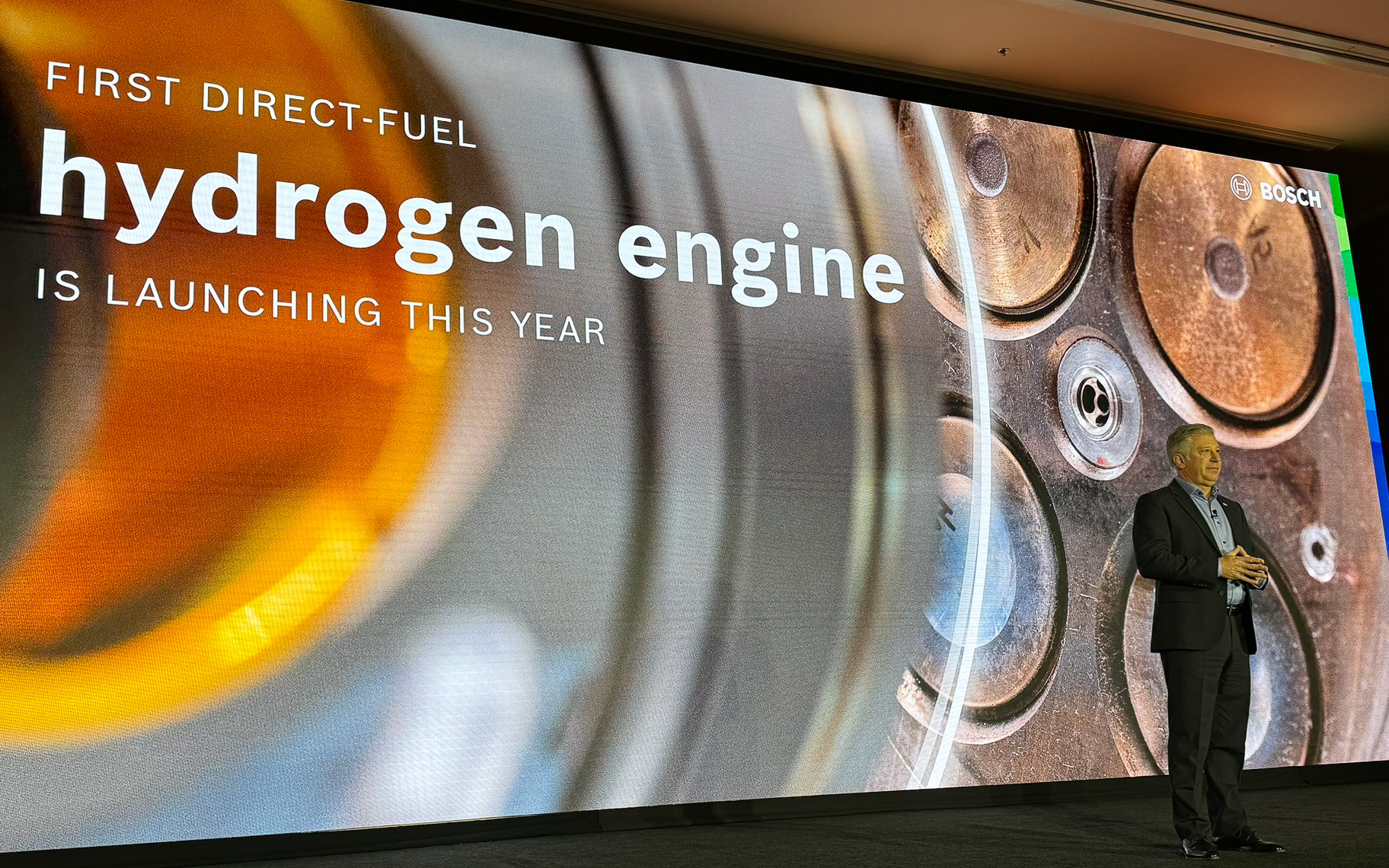 直噴エンジンとして紹介された水素燃焼エンジン。2024年に公表するとし、写真ではインジェクターが中央に設けられている