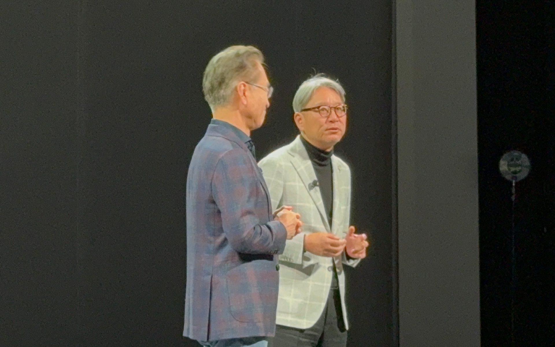 ソニーのプレスカンファレンスに登壇したホンダ 三部敏宏社長（右）