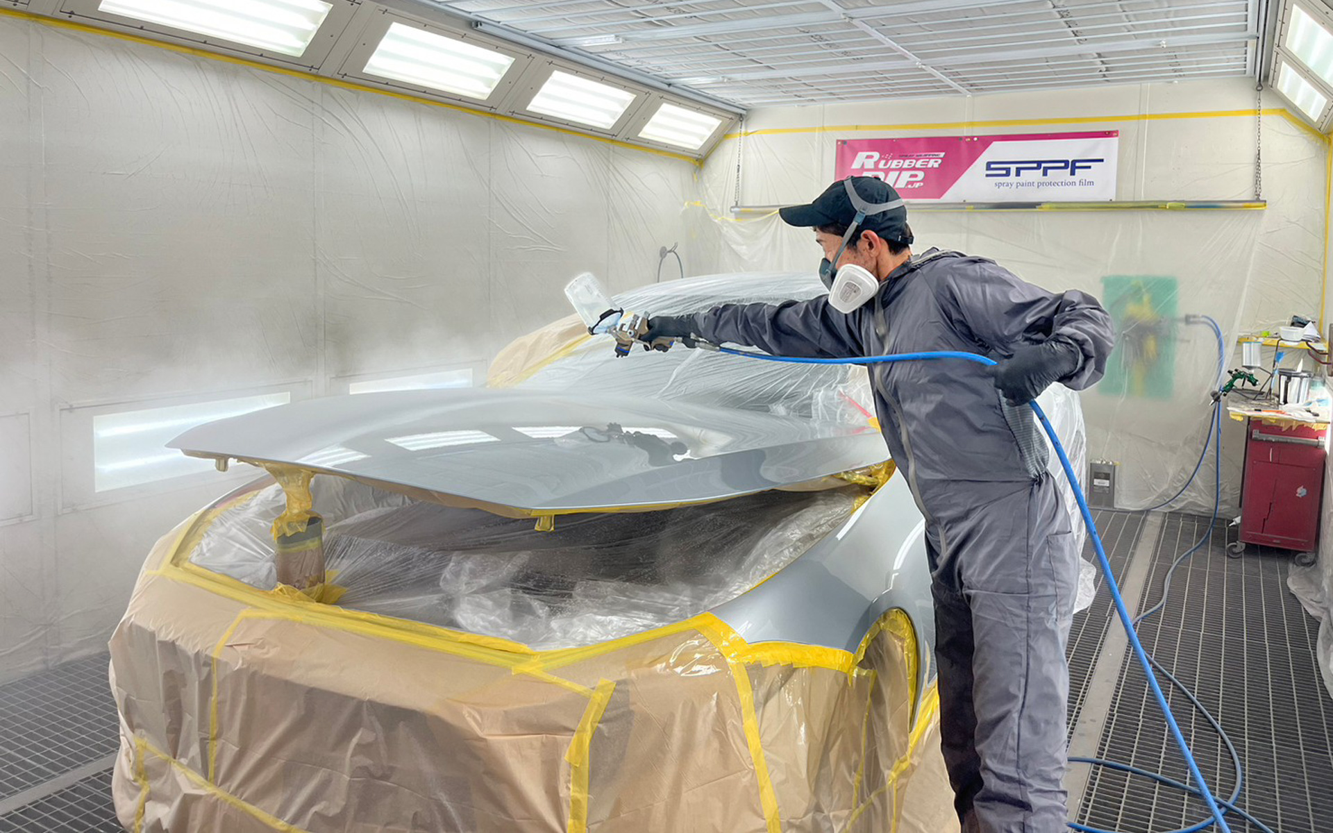 スプレーガンで塗装した塗料が乾燥と同時にフィルムに変わる